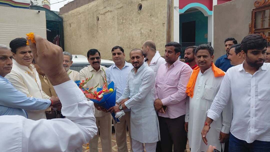 दिल्ली में 29 अक्टूबर को गुर्जर समाज का बड़ा जुटान होने जा रहा है। सरदार वल्लभभाई पटेल जयंती के अवसर पर दिल्ली के तालकटोरा स्टेडियम में ‘गुर्जर स्वाभिमान रैली’ का आयोजन किया जाएगा। इसी रैली की तैयारियों को लेकर ग्रेटर नोएडा के घरबरा गांव में आज महत्वपूर्ण बैठक आयोजित की गई।
घरबरा गांव में आयोजित बैठक में अखिल भारतीय गुर्जर महासभा के युवा प्रदेश अध्यक्ष बनाए गए शशांक भाटी का स्वागत किया गया। नई जिम्मेदारी मिलने पर समाज के लोगों ने शशांक भाटी को बधाई दी और फूल-मालाओं से उनका स्वागत किया।
इस मौके पर अखिल भारतीय गुर्जर महासभा के राष्ट्रीय अध्यक्ष श्री हरीश चंद्र नागर, राष्ट्रीय उपाध्यक्ष श्री रविंदर भाटी, राष्ट्रीय उपाध्यक्ष श्री जगवीर सिंह पौला, राष्ट्रीय कोषाध्यक्ष श्री राजेंद्र चपराना, राष्ट्रीय उपाध्यक्ष श्री जय प्रकाश विकल, समेत संगठन के कई पदाधिकारी और समाज के प्रमुख लोग मौजूद रहे।
इसके अलावा प्रदेश अध्यक्ष मनवीर नागर, कार्यकारी प्रदेश अध्यक्ष मुकेश भाटी, जिलाध्यक्ष अशोक मावी सहित अन्य पदाधिकारियों की मौजूदगी में दिल्ली में होने वाली गुर्जर स्वाभिमान रैली को लेकर विस्तार से चर्चा की गई।
बैठक में वक्ताओं ने कहा कि 29 अक्टूबर को सरदार वल्लभभाई पटेल की जयंती के अवसर पर दिल्ली के तालकटोरा स्टेडियम में होने वाली गुर्जर स्वाभिमान रैली समाज की एकजुटता और सामाजिक सम्मान का बड़ा मंच होगी। रैली में देशभर से गुर्जर समाज के लोगों के पहुंचने की उम्मीद जताई गई है।
वहीं, अखिल भारतीय गुर्जर महासभा के युवा प्रदेश अध्यक्ष शशांक भाटी ने नई जिम्मेदारी मिलने पर समाज के वरिष्ठ पदाधिकारियों और लोगों का आभार जताया। उन्होंने कहा कि युवाओं को संगठन से जोड़ने और समाज को मजबूत एवं एकजुट करने के लिए पूरी मेहनत के साथ काम किया जाएगा।
बैठक के दौरान ‘दिल्ली चलो’ का आह्वान करते हुए अधिक से अधिक संख्या में समाज के लोगों से 29 अक्टूबर को दिल्ली पहुंचने की अपील की गई।
आयोजकों का कहना है कि यह सिर्फ एक रैली नहीं, बल्कि गुर्जर समाज की एकजुटता, स्वाभिमान और सामाजिक अधिकारों की आवाज को मजबूती देने वाला बड़ा आयोजन होगा।
अब नजर 29 अक्टूबर पर रहेगी, जब दिल्ली के तालकटोरा स्टेडियम में गुर्जर समाज की बड़ी ‘गुर्जर स्वाभिमान रैली’ आयोजित होगी और देशभर से समाज के लोग इसमें अपनी भागीदारी दर्ज कराएंगे।