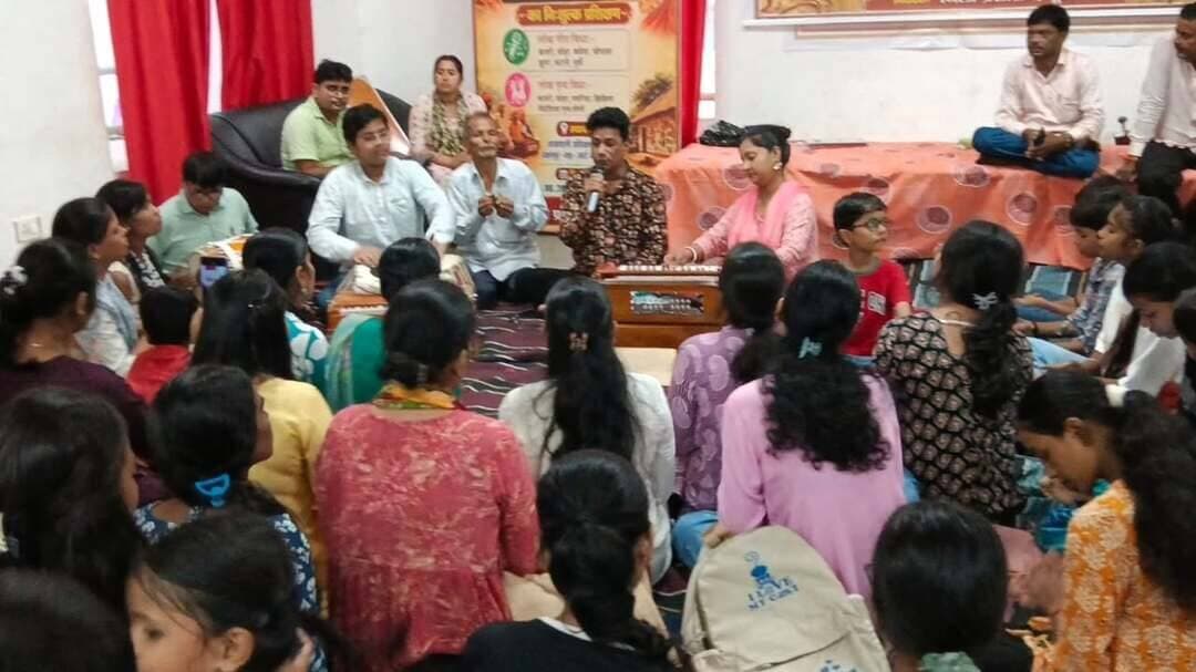 समाहरणालय पूर्णिया,
जनसंपर्क कार्यालय,
प्रेस विज्ञप्ति:-1287,
दिनांक 6 सितंबर2026,
==================
पूर्णिया में 15 दिवसीय आम्रपाली प्रशिक्षण कार्यक्रम का 13 वां दिन:---- बधाइयां सोहर, देवी पचरा और झूमर लोकगीत और सोहर,झूमर एवं जाट जतिन
लोकनृत्य के अभ्यास से लाभान्वित हुए प्रतिभागी।
कला एवं संस्कृति विभाग तथा जिला प्रशासन, पूर्णिया के संयुक्त तत्वावधान में आयोजित 15 दिवसीय विलुप्तप्राय लोकगीत एवं लोकनृत्य प्रशिक्षण कार्यक्रम के 13 वे दिन रविवार को प्रेक्षागृह सह आर्ट गैलरी (आम्रपाली प्रशिक्षण केंद्र) पूर्णिया में प्रशिक्षण कार्यशाला में बधाइयां,झूमर,सोहर के साथ-साथ देवी पचरा,के लोकगीत एवं लोक नृत्य विद्या के विभिन्न प्रकार प्रतिभागियों को सीखने को मिला।
25 अगस्त से शुरू होकर 08 सितंबर 2026 तक चलने वाली इस निःशुल्क कार्यशाला में अररिया से चलकर आम्रपाली प्रशिक्षण केंद्र में आए हुए अतिथि प्रशिक्षक प्रसिद्ध लोक गायक श्री अमर आनंद ने विभिन्न प्रकार के लोकगीतों से बच्चों एवं कलाकारों को परिचय कराया उसके साथ ही साथ बिहार की समृद्ध लोक परंपराओं का व्यावहारिक अभ्यास भी कराया।
प्रशिक्षण में लोक विधाओं का अभ्यास:-- प्रतिभागियों को झूमर , सोहर,बधाइयां , देवी पचरा एवं लोकनृत्य में सोहर, कजरी, झूमर, जाट जतिन लोक नृत्य का अभ्यास कराया गया।
मंचीय प्रस्तुति पर जोर:-
प्रशिक्षकों ने विविध प्रकार के सोहर, बधाइयां, खिलौना, झूमर एवं पचरा लोकगीत एवं लोक नृत्य का आज अभ्यास कराया।
लोक विधाओं के मूल एवं परंपरागत स्वरूप को सुरक्षित रखते हुए कलाकारों को उसके शास्त्र पक्ष के साथ-साथ प्रयोग पक्ष एवं बेहतर मंचीय प्रस्तुति को ध्यान में रखते हुए लोक गायन और लोक नृत्य के गुर सिखाएं गएं।
सांस्कृतिक संरक्षण:-- कार्यक्रम का मुख्य उद्देश्य बिहार की विलुप्तप्राय लोकगीत व लोकनृत्य विधाओं को जीवंत बनाए रखना और नई पीढ़ी तक पहुंचाना है।
रविवार को प्रशिक्षकों के द्वारा देवी पचरा के साथ-साथ विभिन्न प्रकार के लोकगीत एवं लोक नृत्य का प्रशिक्षण दिया गया । जिला कला एवं संस्कृति पदाधिकारी श्री पंकज कुमार पटेल के द्वारा अतिथि प्रशिक्षक प्रसिद्ध लोक गायक श्री अमर आनंद को इस कार्यशाला में आकर प्रशिक्षण देने के लिए धन्यवाद दिया गया।इस अवसर पर 15 दिवसीय विलुप्तप्राय लोकगीत एवं लोक नृत्य के प्रशिक्षक श्री अमित कुमार एवं लोक गीत के प्रशिक्षक श्रीमती चांदनी शुक्ला के द्वारा भी विभिन्न प्रकार के विलुप्तप्राय लोकगीत एवं लोक नृत्य का प्रशिक्षण लगातार दिया जा रहा है।