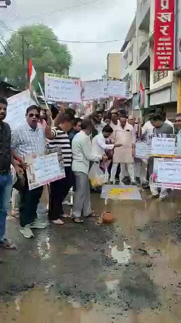 सड़क पर हो रहे, गड्ढे की कांग्रेस ने निकाली शव यात्रा