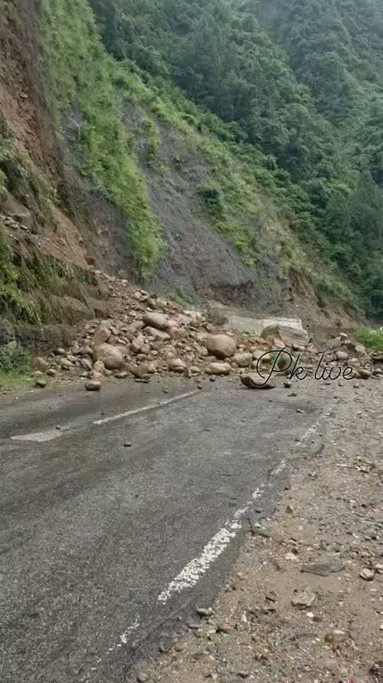 केदारनाथ हाईवे बांसबाड़ा में पहाड़ी से मलबा गिरने से बंद!! लगातार पहाड़ी से पत्थर और मलबा गिरने से मार्ग बंद चल रहा है।
#kedarnathhighway #लैंडस्लाइड
#NHvibhag