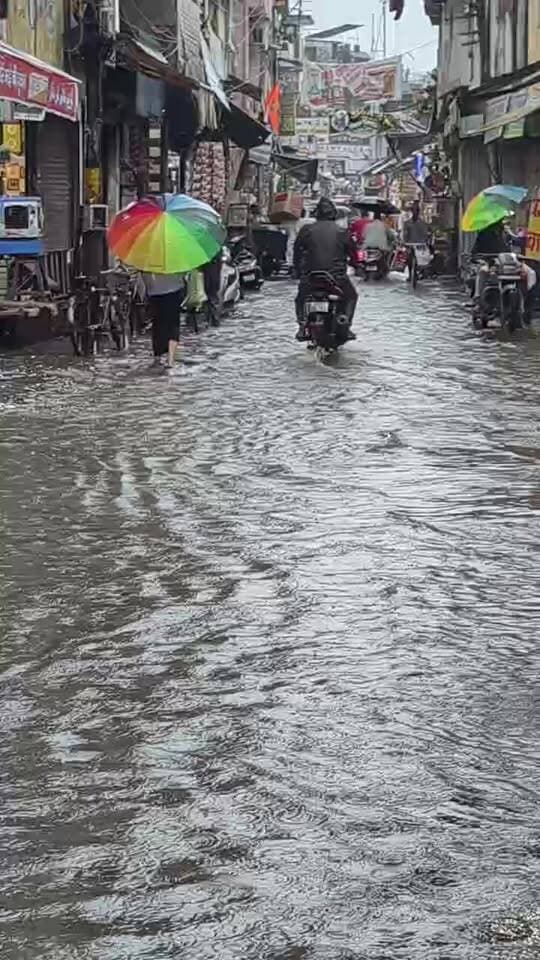 Rampur News | रामपुर में रविवार को पूरे दिन होती रही लगातार बारिश, किले के निकट, सिटी पोस्ट ऑफिस, पान दरीबा, बाजार का नजारा
#RampurNews #rainingdays #WeatherAlert