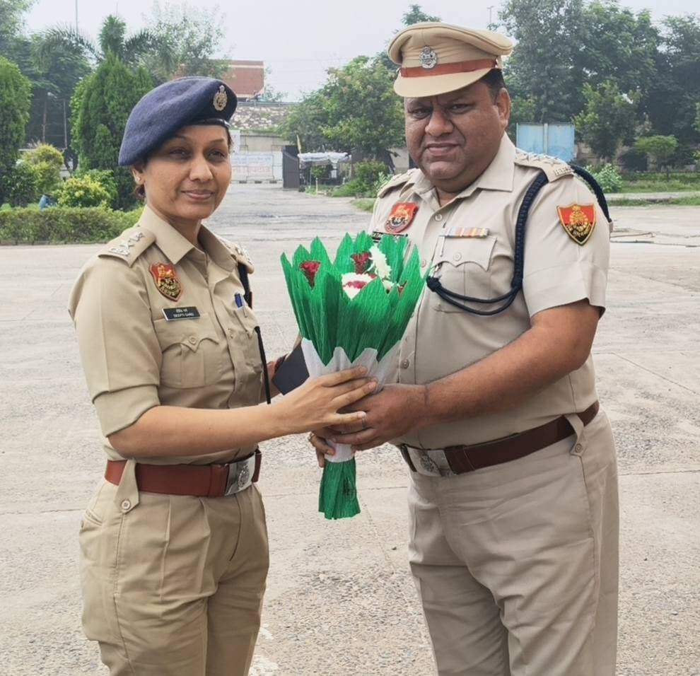दीप्ति गर्ग (IPS) ने पुलिस अधीक्षक पलवल का संभाला कार्यभार, सशक्त और जवाबदेह पुलिसिंग का दिया संदेश।
महिला सुरक्षा, नशा उन्मूलन व यातायात सुधार अभियान रहेंगे प्राथमिकता में शामिल।
Aonenews अरविन्द बक्शी
अपराधियों के खिलाफ सख्त कार्रवाई के निर्देश, पारदर्शिता व जनविश्वास पर विशेष जोर।
पलवल। हरियाणा पुलिस में हाल ही में हुए प्रशासनिक फेरबदल के तहत दीप्ति गर्ग (IPS) ने पुलिस अधीक्षक पलवल का विधिवत कार्यभार ग्रहण कर लिया है। उनके आगमन पर डीएसपी मुख्यालय मनोज वर्मा, डीएसपी हथीन रत्नदीप सिंह बाली, डीएसपी ट्रैफिक पलवल नरेंद्र खटाना सहित पुलिस अधिकारियों व कर्मचारियों द्वारा उनका गर्मजोशी से स्वागत किया गया, जिससे पूरे पुलिस महकमे में उत्साह का वातावरण देखने को मिला। इसके उपरांत भव्य सम्मान गार्ड द्वारा सलामी दी गई। वर्ष 2020 बैच की आईपीएस अधिकारी दीप्ति गर्ग का सेवाकाल विविध और प्रभावशाली रहा है। डीसीपी मुख्यालय, झज्जर तैनाती से पूर्व वे पुलिस अधीक्षक, डबवाली के महत्वपूर्ण पद पर अपनी सेवाएं दे चुकी हैं। इसके अतिरिक्त वे एएसपी के रूप में सिरसा में भी अपनी जिम्मेदारियों का सफल निर्वहन कर चुकी हैं,कार्यभार संभालने के उपरांत उन्होंने पुलिस अधीक्षक कार्यालय का निरीक्षण करते हुए सभी शाखाओं की कार्यप्रणाली का विस्तृत अवलोकन किया तथा अधिकारियों व कर्मचारियों के साथ बैठक आयोजित की।
इस दौरान उन्होंने स्पष्ट निर्देश दिए कि सभी अपने कर्तव्यों का निर्वहन पूर्ण ईमानदारी, पारदर्शिता और जिम्मेदारी के साथ करें। अपने संबोधन में उन्होंने विशेष रूप से महिला सुरक्षा को सर्वोच्च प्राथमिकता बताते हुए कहा कि महिलाओं और बालिकाओं की सुरक्षा सुनिश्चित करने के लिए प्रभावी कदम उठाए जाएंगे तथा जागरूकता कार्यक्रमों के माध्यम से समाज में सुरक्षा की भावना को और मजबूत किया जाएगा। इसके साथ ही उन्होंने नशा उन्मूलन अभियान को गति देने पर जोर देते हुए कहा कि नशे के विरुद्ध सख्त कार्रवाई के साथ-साथ जनजागरूकता कार्यक्रम भी व्यापक स्तर पर चलाए जाएंगे।उन्होंने यातायात व्यवस्था को सुधारने के लिए भी विशेष निर्देश दिए, जिसमें नियमों के प्रति आमजन को जागरूक करना और उल्लंघन करने वालों के खिलाफ सख्त कार्रवाई करना शामिल है। साथ ही उन्होंने कहा कि सड़क सुरक्षा सुनिश्चित करना पुलिस की महत्वपूर्ण जिम्मेदारी है।
पुलिस अधीक्षक पलवल दीप्ति गर्ग आईपीएस ने अपराध नियंत्रण को प्राथमिकता में रखते हुए स्पष्ट किया कि किसी भी प्रकार के अपराध में संलिप्त व्यक्तियों के खिलाफ सख्त और त्वरित कार्रवाई की जाएगी। उन्होंने पुलिस अधिकारियों को निर्देश दिए कि वे अपराधियों के प्रति जीरो टॉलरेंस की नीति अपनाएं और कानून व्यवस्था को और अधिक मजबूत बनाए। उन्होंने यह भी कहा कि पुलिस और जनता के बीच विश्वास और सहयोग का मजबूत संबंध स्थापित करना आवश्यक है, जिसके लिए पुलिस को संवेदनशील और जवाबदेह बनना होगा। उन्होंने कर्मचारियों को प्रेरित करते हुए कहा कि वे अपने कार्य को सेवा भाव से करें और आमजन की समस्याओं का समयबद्ध समाधान सुनिश्चित करें।