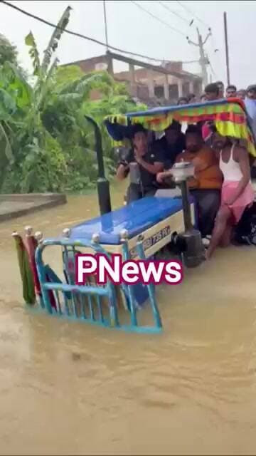 राघोपुर में बाढ़पीड़ितों से मिलने पहुंचे संसद पप्पू यादव, ट्रैक्टर से पहुंचे गांव;लोगों को बांटेपैसे