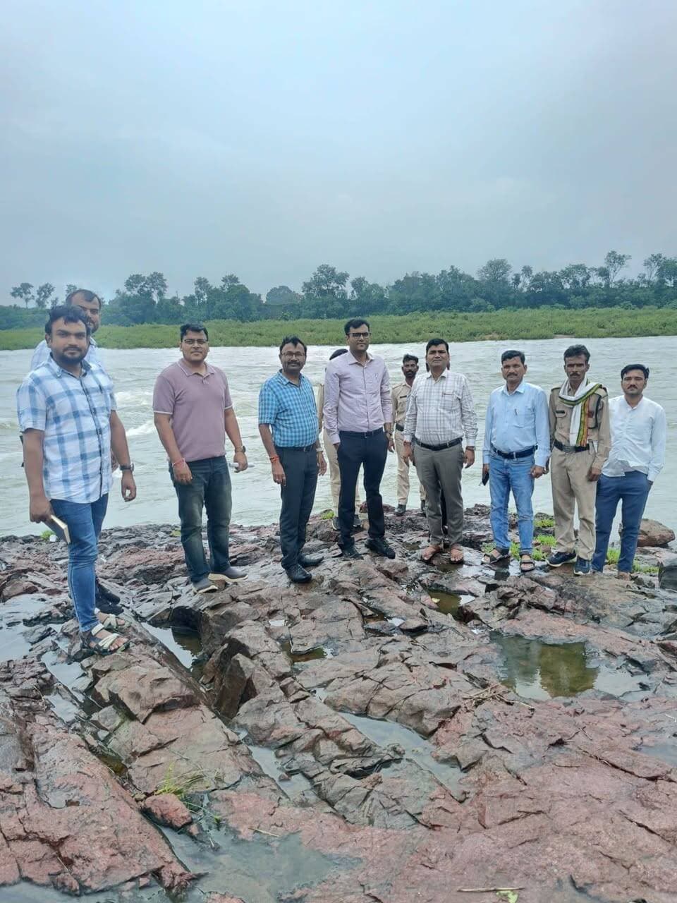 सिंध नदी का जलस्तर बढ़ा, कलेक्टर के निर्देश पर SDM ने किया सूंड़-धमधौली का निरीक्षण
शिवपुरी- कलेक्टर अर्पित वर्मा के निर्देश पर करैरा SDM अनुपम शर्मा ने नरवर विकासखंड के ग्राम सूंड़ और धमधौली का दौरा कर सिंध नदी के बढ़ते जलस्तर का जायजा लिया। उन्होंने ग्रामीणों से आवागमन, राशन वितरण और अन्य समस्याओं की जानकारी ली और अमले को अलर्ट मोड पर रहने व सुरक्षा को प्राथमिकता देने के निर्देश दिए।
निरीक्षण के दौरान धमधौली में ग्रामीणों ने सड़क निर्माण और स्कूल के मध्याह्न भोजन में लापरवाही की शिकायत की। इस पर SDM ने पीएमजीएसवाई के जीएम को सड़क का मौका मुआयना करने और बीआरसी नरवर को पोषण आहार में तत्काल सुधार के निर्देश दिए। उन्होंने कहा कि मीनू अनुसार गुणवत्तायुक्त भोजन में लापरवाही बर्दाश्त नहीं होगी।
इस दौरान तहसीलदार विजय त्यागी, जनपद सीईओ ब्रह्मेंद्र गुप्ता सहित प्रशासनिक अमला और ग्रामीणजन मौजूद रहे।