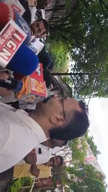 🚨 सीधी में तेंदुए की खाल कांड का बड़ा खुलासा!
सिहावल क्षेत्र में STF की बड़ी कार्रवाई, 3 आरोपी रिमांड पर
सीधी | सिहावल विधानसभा।
जिले में तेंदुए की खाल तस्करी मामले में बड़ा अपडेट सामने आया है। दिल्ली एवं भोपाल STF की संयुक्त टीम द्वारा की गई कार्रवाई के बाद गिरफ्तार किए गए तीनों आरोपियों को न्यायालय में पेश किया गया, जहां से उन्हें रिमांड पर भेज दिया गया है।
क्या है पूरा मामला?
सिहावल विधानसभा क्षेत्र में तेंदुए की खाल बरामदगी से सनसनी
STF ने संयुक्त ऑपरेशन चलाकर आरोपियों को पकड़ा
आरोपियों के नेटवर्क और वन्यजीव तस्करी गिरोह से कनेक्शन की जांच
अब क्या होगा?
कोर्ट से रिमांड मिलने के बाद
👉 STF करेगी गहन पूछताछ
👉 अन्य आरोपियों और नेटवर्क का खुलासा संभव
👉 बड़े गिरोह तक पहुंचने की तैयारी
जांच एजेंसियों का फोकस
खाल कहां से आई?
शिकार किसने किया?
किन-किन राज्यों में नेटवर्क फैला है?
🚨 बड़ा सवाल
👉 क्या सीधी में सक्रिय है वन्यजीव तस्करी का संगठित गिरोह?
निष्कर्ष
यह कार्रवाई साफ संकेत देती है कि वन्यजीव तस्करी के खिलाफ एजेंसियां सख्त हैं, और आने वाले दिनों में और बड़े खुलासे हो सकते हैं।
