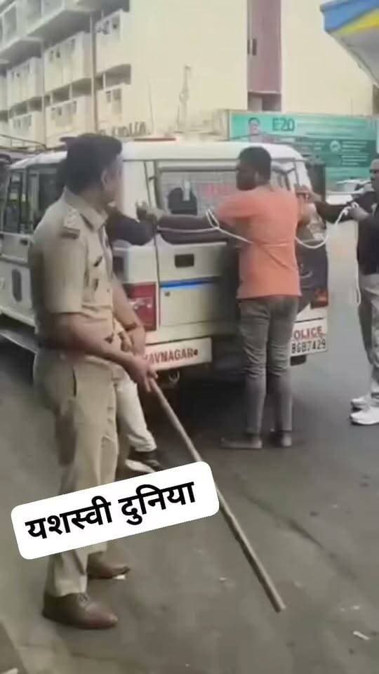 गुजरात के भवाननगर के काजल भवारड़ी भूरिया की नृशंस हत्या के मुख्य आरोपी फैजल गिरफ्तार पुलिस ने बीच चौराहे पे लगाए डंडे