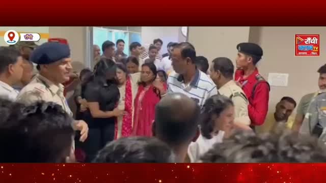 अभी तक विश्वास नहीं हो रहा कि इस तरह की घटना हो गई…
सुदिव्य कुमार सोनू के निधन पर मंत्री दीपिका पांडेय सिंह भावुक नजर आईं। उन्होंने उन्हें अपना करीबी साथी और भाई बताते हुए कहा कि उनका जाना राज्य के लिए बहुत बड़ी क्षति है।
झारखंड आंदोलन से लेकर सत्ता में रहते हुए झारखंड के हितों की रक्षा तक, उन्होंने सुदिव्य सोनू के योगदान को याद किया।
सुदिव्य कुमार सोनू को विनम्र श्रद्धांजलि। 🙏🕯️
Ranchi Club TV | आपकी आवाज़, हमारी ज़िम्मेदारी
#SudivyaSonu #SudivyaKumarSonu #सुदिव्यकुमारसोनू #DeepikaPandeySingh #Jharkhand