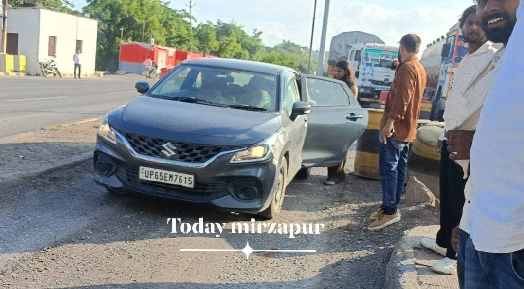 अहरौरा टोल प्लाजा पर फिर विवाद, झड़प में युवक घायल
अहरौरा/मिर्जापुर। अहरौरा टोल प्लाजा पर कार सवारों और टोल कर्मियों के बीच विवाद के बाद झड़प हो गई। सोनभद्र से वाराणसी की ओर जा रही Suzuki Baleno (UP65 EM 7615) में एक पुरुष व चार महिलाएं सवार थीं।
बताया जा रहा है कि टोल पर एक महिला ने टोल कर्मी पर बदसलूकी का आरोप लगाया, जिसके बाद कहासुनी बढ़कर झड़प में बदल गई। घटना में एक युवक के हाथ में गंभीर चोट आई, जिससे मौके पर खून फैल गया। घटना का वीडियो सोशल मीडिया पर वायरल हो रहा है।
#TodayMirzapur #Ahraura #MirzapurNews #TollPlaza #ViralVideo #Mirzapur