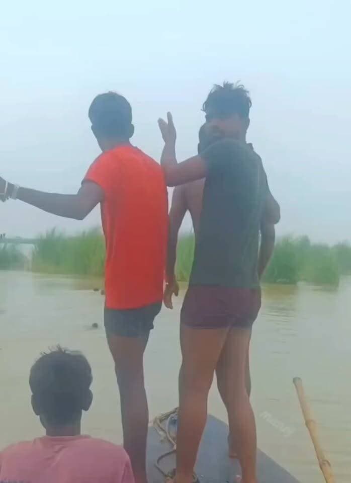 गांव में बाढ़ का पानी घुसते ही शिकार में जुटे ग्रामीण, वीडियो हुआ वायरल
क्षेत्रीय ग्रामीण इलाकों में नदियों के उफान और भारी बारिश के चलते बाढ़ का पानी गांवों में प्रवेश कर गया है। बाढ़ के इस पानी के साथ ही गांवों के रास्तों और खेतों में मछलियां व अन्य जलीय जीव आने लगे हैं, जिससे गांव के युवाओं और ग्रामीणों ने मौके का फायदा उठाकर शिकार करना शुरू कर दिया है।
सामने आई तस्वीरों और सोशल मीडिया पर वायरल हो रहे वीडियो में देखा जा सकता है कि पानी के तेज बहाव के बीच युवा नावों और देशी जुगाड़ के सहारे पानी में उतरकर शिकार करते नजर आ रहे हैं।
खतरे की आशंका
बाढ़ के उफनते पानी में उतरकर इस तरह शिकार करना भारी जोखिम भरा साबित हो सकता है। स्थानीय प्रशासन ने बाढ़ प्रभावित क्षेत्रों के ग्रामीणों से अपील की है कि वे जलभराव वाले इलाकों और गहरे पानी से दूरी बनाए रखें, ताकि किसी भी अनहोनी या डूबने जैसी अप्रिय घटना से बचा जा सके।