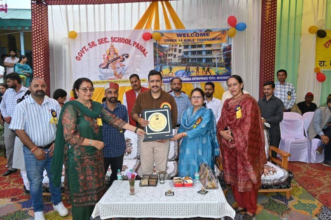*अनुशासन, आत्मविश्वास और नेतृत्व की भावना विकसित करने का सशक्त माध्यम हैं खेल गतिविधियां - विक्रमादित्य सिंह*
*लोक निर्माण मंत्री ने पाहल में किया तीन दिवसीय अंडर-14 छात्रा जोनल खेलकूद प्रतियोगिता का शुभारंभ, 13 स्कूलों की खिलाड़ी ले रही हिस्सा*
राजकीय वरिष्ठ माध्यमिक पाठशाला पाहल में रविवार को तीन दिवसीय अंडर-14 छात्रा जोनल खेलकूद प्रतियोगिता का शुभारंभ लोक निर्माण एवं शहरी विकास मंत्री विक्रमादित्य सिंह ने बतौर मुख्यातिथि किया। उन्होंने खेल ध्वज फहराकर प्रतियोगिता का विधिवत शुभारंभ किया तथा दीप प्रज्वलित कर कार्यक्रम की शुरुआत की। इस दौरान विभिन्न स्कूलों से पहुंची छात्रा खिलाड़ियों ने मार्च पास्ट में हिस्सा लिया।
इस अवसर पर विक्रमादित्य सिंह ने कहा कि खेल केवल शारीरिक स्वास्थ्य का माध्यम नहीं है, बल्कि बच्चों में अनुशासन, आत्मविश्वास, नेतृत्व क्षमता, टीम भावना और संघर्ष करने की क्षमता विकसित करते हैं। उन्होंने कहा कि प्रदेश सरकार विद्यार्थियों को शिक्षा के साथ-साथ खेलों के क्षेत्र में भी आगे बढ़ने के लिए बेहतर अवसर और सुविधाएं उपलब्ध करवाने के लिए प्रतिबद्ध है। उन्होंने छात्राओं को खेल भावना के साथ प्रतियोगिता में भाग लेने और अपनी प्रतिभा का प्रदर्शन करने के लिए प्रेरित किया।
उन्होंने कहा कि क्षेत्र के विकास के लिए विभिन्न योजनाओं के तहत कार्य किए जा रहे हैं। बमोट लिंक रोड का निर्माण लगभग 1.50 करोड़ रुपये की लागत से जारी है, जबकि ग्राम पंचायत पाहल के विभिन्न विकास कार्यों के लिए 25 लाख रुपये की राशि उपलब्ध करवाई गई है।
उन्होंने महिला मंडल भवन के निर्माण में बजट की कमी से संबंधित विस्तृत रिपोर्ट तैयार कर प्रस्तुत करने के निर्देश दिए, ताकि सामुदायिक भवन का निर्माण कार्य शीघ्र पूरा किया जा सके। उन्होंने बताया कि लगभग 12 करोड़ रुपये की लागत से कड़ियाची-टबोग विस्तारीकरण कार्य जल्द शुरू किया जाएगा। पाहल-गेहनी-देवीधार सड़क का कार्य भी लगभग 14 करोड़ रुपये की लागत से जारी है।
*अक्टूबर माह में टूटू और सुन्नी की महिलाओं के लिए होगा महिला खेल महाकुंभ का आयोजन*
कैबिनेट मंत्री ने कहा कि अक्टूबर माह में टूटू और सुन्नी क्षेत्र की महिलाओं के लिए महिला खेल महाकुंभ का आयोजन किया जाएगा। उन्होंने टूटू खंड में पाहल ग्राम पंचायत को विकास के क्षेत्र में अग्रणी बनाने के लिए सभी से मिलकर प्रयास करने का आह्वान किया।
*4 लाख से होगा स्कूल में शौचालय का निर्माण*
इस अवसर पर उन्होंने विधायक निधि से खेलकूद प्रतियोगिता के आयोजन के लिए 31 हजार रुपये देने की घोषणा की। साथ ही विद्यालय में विद्यार्थियों की सुविधा के लिए 4 लाख रुपये की लागत से शौचालय का निर्माण करवाने की घोषणा की। स्कूल में किचन शेड के लिए भी आवश्यक वित्तीय सहायता उपलब्ध करवाने का आश्वासन दिया।
*13 विद्यालयों की छात्रा खिलाड़ी ले रही हिस्सा*
प्रतियोगिता में राजकीय वरिष्ठ माध्यमिक पाठशाला अन्नाडेल, राजकीय उच्च पाठशाला बमोटा, शहीद वेद प्रकाश राजकीय वरिष्ठ माध्यमिक पाठशाला बायचड़ी, राजकीय वरिष्ठ माध्यमिक पाठशाला काईना, राजकीय उच्च पाठशाला कैथू, राजकीय वरिष्ठ माध्यमिक पाठशाला कोहबाग, माउंट शिवालिक पब्लिक स्कूल जुब्बड़हट्टी, राजकीय वरिष्ठ माध्यमिक पाठशाला पोर्टमोर, राजकीय आदर्श वरिष्ठ माध्यमिक पाठशाला शोघी, राजकीय वरिष्ठ माध्यमिक पाठशाला शामलाघाट, पीएम श्री राजकीय वरिष्ठ माध्यमिक पाठशाला टूटू, राजकीय वरिष्ठ माध्यमिक पाठशाला पाहल तथा राजकीय वरिष्ठ माध्यमिक पाठशाला छोटा शिमला की छात्रा खिलाड़ी हिस्सा ले रही हैं।
*यह भी रहे मौजूद*
कार्यक्रम में स्कूल की प्रधानाचार्य नीना कुमारी, उप-प्रधानाचार्य बबीता शर्मा, ग्राम पंचायत प्रधान गिरीश, उपप्रधान राजेंद्र ठाकुर, जल शक्ति विभाग के एसडीओ योगेश, लोक निर्माण विभाग के एसडीओ प्रेम, पूर्व बीडीसी चेयरमैन सरोज, पूर्व प्रधान चंद्रकांता, बाबू राम शर्मा, एच.सी. शर्मा सहित बड़ी संख्या में स्थानीय लोग उपस्थित रहे।
-०-