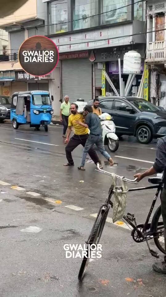 ग्वालियर में मामूली बात पर भिड़े दो युवक, बीच सड़क पर जमकर चले लात-घूंसे...
ग्वालियर के कोतवाली थाना क्षेत्र के दौलतगंज में मामूली बात को लेकर दो युवकों के बीच विवाद इतना बढ़ गया कि दोनों सड़क पर ही एक-दूसरे से भिड़ गए। देखते ही देखते दोनों के बीच जमकर मारपीट शुरू हो गई। मौके पर मौजूद किसी व्यक्ति ने पूरी घटना का वीडियो बना लिया, जो अब सामने आया है। वीडियो में दोनों युवक एक-दूसरे पर हमला करते नजर आ रहे हैं।