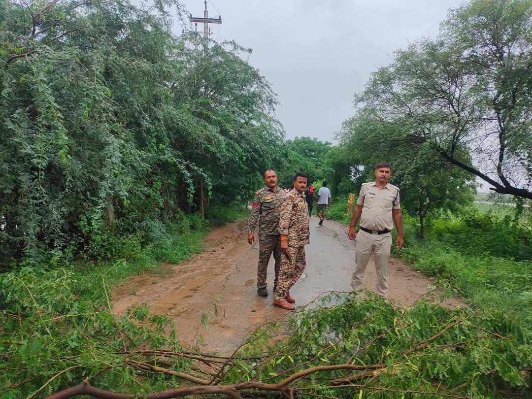 #मुरैना: अतिवृष्टि के बीच मुरैना पुलिस मुस्तैद।
दिनांक 06.09.26 को अतिवर्षा के कारण बढ़ते जलस्तर को देखते हुए पुलिस अधीक्षक के निर्देशन में विभिन्न रपटों, नालों एवं अन्य संवेदनशील क्षेत्रों में मुरैना पुलिस द्वता लगातार विशेष निगरानी रखी जा रही है।
साथ ही, जलस्तर से प्रभावित ग्रामों में पुलिस टीमों ने त्वरित रेस्क्यू ऑपरेशन चलाकर ग्रामीणों को सुरक्षित स्थानों तक पहुंचाया।संकट की घड़ी में मुरैना पुलिस पूरी तत्परता और संवेदनशीलता के साथ आमजन की सुरक्षा में जुटी है।
मुरैना पुलिस — हर परिस्थिति में आपके साथ। 🚔 Home Department of Madhya Pradesh Jansampark Madhya Pradesh Madhya Pradesh Police IGP Chambal Zone PRO SP Morena Morena Breaking
