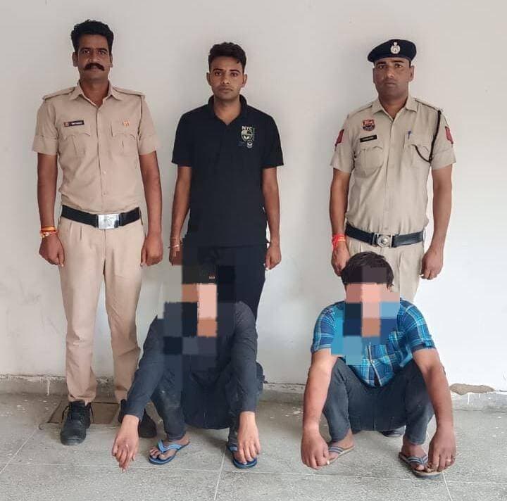 *रेवाड़ी पुलिस की त्वरित कार्रवाई: गाड़ी को नुकसान पहुंचाने, गाली-गलौज व हवाई फायर करने वाले दो आरोपी वारदात के कुछ ही घंटों में किए गिरफ्तार।*
*-आरोपियों के कब्जे से वारदात में प्रयुक्त अवैध हथियार बरामद करने हेतु लिया गया 01 दिन के पुलिस रिमांड पर।*
रेवाड़ी समाचार पंकज कुमार।
पुलिस अधीक्षक रेवाड़ी श्री हेमेंद्र कुमार मीणा, आईपीएस के कुशल नेतृत्व एवं मार्गदर्शन में कार्य करते हुए सीआईए रेवाड़ी व थाना सदर रेवाड़ी पुलिस ने बेहतरीन तालमेल और त्वरित कार्रवाई करते हुए गांव चिल्हड़ में गाड़ी को नुकसान पहुंचाने, गाली-गलौज करने तथा दहशत फैलाने की नीयत से हवाई फायरिंग करने के मामले में संलिप्त दो आरोपियों को वारदात के कुछ ही घंटों के भीतर दबोचने में सफलता हासिल की है। गिरफ्तार किए गए आरोपियों की पहचान गांव चिल्हड़ निवासी विकास उर्फ तर्रे तथा लोकेश उर्फ लूका के रूप में हुई है।
*घटना का विवरण:*
जांचकर्ता ने बताया की गांव चिल्हड़ निवासी शिव चरण ने पुलिस को दी अपनी शिकायत में बताया था कि 05 सितंबर की शाम समय करीब 08:00 बजे वह अपने घर पर मौजूद था और उसकी वैगन-आर गाड़ी घर के बाहर खड़ी थी। इसी दौरान उसका पड़ोसी लोकेश उर्फ लूका अत्यधिक नशे की हालत में बाइक पर आया और उसने अपनी बाइक उसकी गाड़ी के सामने गिरा दी। इसके बाद आरोपी लोकेश ने गाड़ी की दाईं तरफ जोर-जोर से लातें मारीं, गाली-गलौज की और झगड़ा शुरू कर दिया।
इसी बीच आरोपी लोकेश ने फोन करके उनके ही गांव के विकास उर्फ तर्रे को मौके पर बुला लिया। विकास उर्फ तर्रे ने आते ही गाली-गलौज शुरू कर दी और अपनी पैंट की आड़ से एक देशी कट्टा निकालकर दहशत फैलाने के उद्देश्य से हवा में गोली चला दी और बाइक पर सवार होकर फरार हो गया। इसके बाद आरोपी लोकेश भी अपने घर की तरफ भाग गया।
*पुलिस कार्रवाई व रिमांड:*
घटना की सूचना मिलते ही पुलिस ने तुरंत थाना सदर रेवाड़ी में आर्म्स एक्ट व अन्य संबंधित धाराओं के तहत मामला दर्ज कर जांच शुरू की। जो इस मामले में सीआईए रेवाड़ी व थाना सदर पुलिस की संयुक्त टीमों ने तुरंत कार्रवाई करते हुए विभिन्न ठिकानों पर दबिश दी और दोनों आरोपियों—विकास उर्फ तर्रे व लोकेश उर्फ लूका को कुछ ही घंटों में गिरफ्तार कर लिया। पुलिस ने दोनों आरोपियों को माननीय अदालत में पेश करके एक दिन के पुलिस रिमांड पर लिया है, ताकि वारदात में प्रयुक्त अवैध हथियार (देशी कट्टा) व वाहनों की बरामदगी की जा सके।
*आरोपी विकास उर्फ तर्रे का आपराधिक रिकॉर्ड:*
पुलिस जांच के दौरान सामने आया कि आरोपी विकास उर्फ तर्रे एक आदततन अपराधी हैं और उनके खिलाफ पहले भी जिला गुरुग्राम के थाना सेक्टर-10 व थाना सदर रेवाड़ी में मारपीट, एक्साइज एक्ट व आर्म्स एक्ट के 4 आपराधिक मामले दर्ज हैं।
*पुलिस मामले की गहनता से जांच कर रही है और रिमांड के दौरान आरोपियों से अन्य वारदातों के संबंध में भी पूछताछ की जाएगी।*