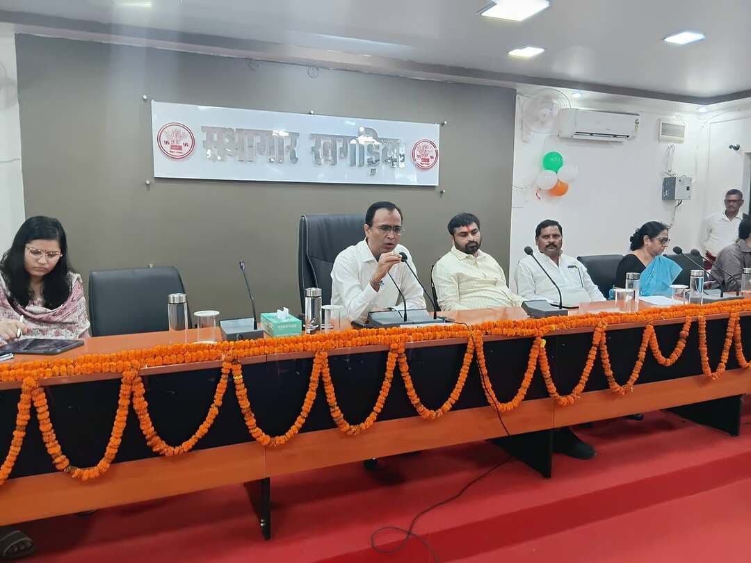 🌊 बाढ़ की संभावित स्थिति को लेकर जिला प्रशासन अलर्ट
गंगा एवं बूढ़ी गंडक नदी के बढ़ते जलस्तर के मद्देनजर जिलाधिकारी, खगड़िया श्री विक्रम विरकर की अध्यक्षता में जनप्रतिनिधियों एवं वरीय पदाधिकारियों के साथ महत्वपूर्ण बैठक आयोजित की गई। बैठक में बाढ़ की वर्तमान स्थिति, राहत-बचाव की तैयारियों एवं आगामी कार्ययोजना की समीक्षा कर आवश्यक दिशा-निर्देश दिए गए।
आपदा नहीं है भारी, यदि पूरी हो तैयारी।
#Khagaria #FloodAlert #DistrictAdministrationKhagaria #DisasterManagement #FloodPreparedness #BiharGovernment