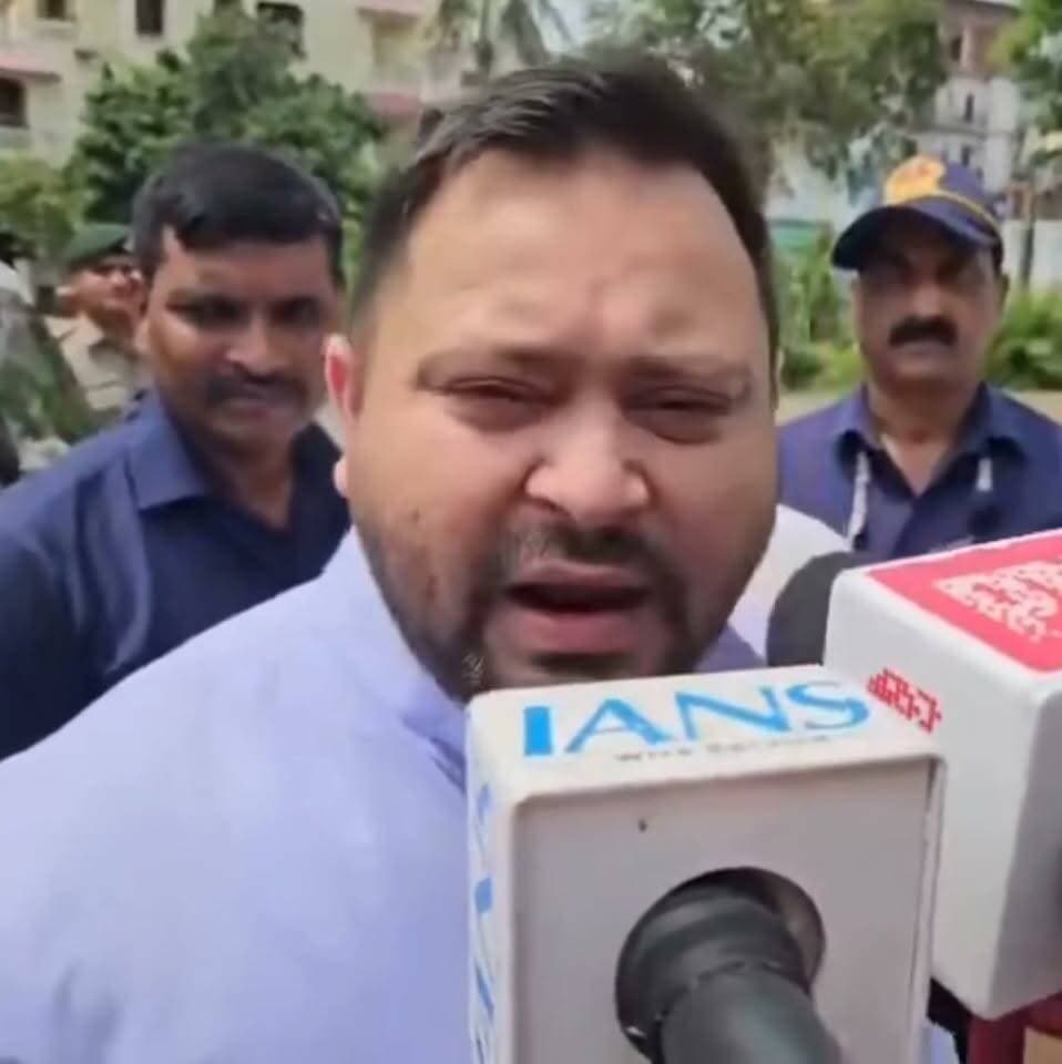तेजस्वी यादव ने बिहार की बाढ़ को लेकर केंद्र से मांगी 5 हजार करोड़ की विशेष सहायता
पटना। बिहार में बाढ़ की स्थिति को लेकर नेता प्रतिपक्ष तेजस्वी यादव ने केंद्र सरकार से तत्काल हस्तक्षेप करने की मांग की है। तेजस्वी यादव ने अपने फेसबुक पोस्ट के माध्यम से कहा कि बिहार का करीब 76 प्रतिशत भूभाग बाढ़ प्रभावित क्षेत्र है और वर्तमान में 19 जिले भीषण बाढ़ की चपेट में हैं। उनके अनुसार, 20 लाख से अधिक लोग बाढ़ की स्थिति से प्रभावित हैं।
तेजस्वी यादव ने दावा किया कि बाढ़ के कारण पशुपालकों के मवेशियों को नुकसान पहुंचा है तथा सार्वजनिक ढांचे को भी भारी क्षति हुई है। उन्होंने कहा कि बाढ़ से हजारों करोड़ रुपये की जान-माल की क्षति हुई है और राज्य सरकार बाढ़ पीड़ितों की सहायता करने में उदासीन है।
उन्होंने केंद्र सरकार से बिहार की बाढ़ को “राष्ट्रीय आपदा” घोषित करने तथा तत्काल 5 हजार करोड़ रुपये की विशेष वित्तीय सहायता उपलब्ध कराने की मांग की। साथ ही बाढ़ राहत एवं बचाव कार्यों में भारतीय वायुसेना के हेलीकॉप्टरों की सहायता सुनिश्चित करने की अपील की।
तेजस्वी यादव ने प्रधानमंत्री नरेंद्र मोदी से बिहार का तत्काल दौरा कर बाढ़ प्रभावित क्षेत्रों की स्थिति का जायजा लेने और पीड़ितों तक तत्काल राहत पहुंचाने का भी आग्रह किया है।
