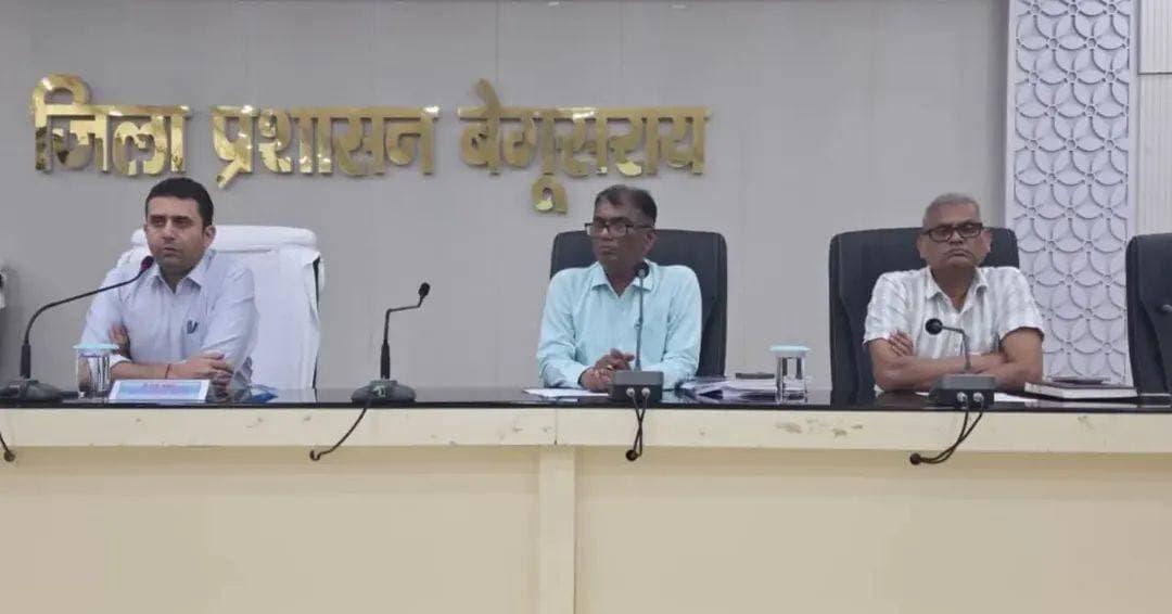 बाढ़ की स्थिति को लेकर जिला पदाधिकारी ने की प्रेस वार्ता।
जिला पदाधिकारी, बेगूसराय रिची पांडेय ने समाहरणालय स्थित कारगिल विजय सभा भवन में बाढ़ की वर्तमान स्थिति, राहत एवं बचाव कार्यों तथा प्रशासनिक तैयारियों की जानकारी दी। उन्होंने बताया कि जिले में 08 प्रखंडों की 39 पंचायतें बाढ़ से प्रभावित हैं, जिससे 95,245 परिवार प्रभावित हुए हैं। राहत एवं बचाव के लिए 223 नावों का परिचालन, 85 सामुदायिक रसोई, 36 मेडिकल कैंप एवं 08 पशु चिकित्सा कैंप संचालित किए जा रहे हैं। एसडीआरएफ एवं एनडीआरएफ की टीमें भी विभिन्न प्रभावित क्षेत्रों में तैनात हैं।
जिला प्रशासन द्वारा तटबंधों की 24 घंटे निगरानी, पर्याप्त पेयजल, भोजन, दवा एवं पशुचारा की व्यवस्था सुनिश्चित की जा रही है। जिला पदाधिकारी ने आमलोगों से अफवाहों से बचने, गहरे पानी में अनावश्यक आवागमन नहीं करने तथा किसी भी आपात स्थिति में स्थानीय प्रशासन अथवा जिला आपदा नियंत्रण कक्ष को सूचित करने की अपील की।
IPRD Bihar
#begusarai