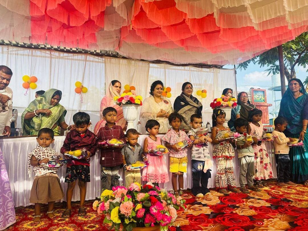 जिले के ग्राम पंचायत बोडेना में आज नव-निर्मित आंगनबाड़ी केंद्र भवन का लोकार्पण हुआ।
छत्तीसगढ़ राज्य महिला आयोग की अध्यक्ष डॉ. ममता साहू के मुख्य आतिथ्य एवं अध्यक्षता में कार्यक्रम संपन्न हुआ। इस अवसर पर केंद्र के 14 नन्हे बच्चों को ECCE किट एवं पोषण फल वितरित किए गए। इस अवसर पर क्षेत्र के जनप्रतिनिधिगण मौजूद थे।
Balod #Chhattisgarh #WCD #WomenEmpowerment #ECCE #ChildCare #communitydevelopment