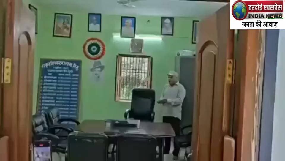 ऑफिस संभालने से पहले वेदमंत्र और गंगाजल से आचमन करने वाले प्रिंसिपल निलंबित, विवाद गहराया
मुजफ्फरपुर। बिहार के मुजफ्फरपुर जिले से एक चौंकाने वाला मामला सामने आया है, जहाँ ऑफिस में पदभार ग्रहण करने से पूर्व वेदमंत्रों का पाठ करने और गंगाजल से आचमन करने वाले हेड मास्टर को बिहार शासन द्वारा सस्पेंड कर दिया गया है। यह मामला मुजफ्फरपुर जिले के मुरौल प्रखंड स्थित शिवनंदन उच्च माध्यमिक विद्यालय का है।
भक्तिभाव बनाम विवाद
मिली जानकारी के अनुसार, विद्यालय के हेड मास्टर ज्ञान प्रकाश ने अपने कार्यालय में प्रवेश करने और अपनी कुर्सी पर बैठने से पहले वेदमंत्रों का उच्चारण कर गंगाजल से आचमन किया था। हालांकि, इस घटनाक्रम के बाद हेड मास्टर के इस भक्तिभाव को कथित तौर पर जातिवाद से जोड़कर एक नया विवाद खड़ा कर दिया गया और साजिशन इसे गलत रूप व रंग दिया गया।
सस्पेंशन की कार्रवाई
प्रशासन की ओर से मामले का संज्ञान लेते हुए प्रधानाध्यापक ज्ञान प्रकाश को निलंबित (सस्पेंड) कर दिया गया है। इस कार्रवाई के बाद से क्षेत्र में तरह-तरह की चर्चाएं शुरू हो गई हैं। एक तरफ जहाँ इसे नियमों के उल्लंघन से जोड़कर देखा जा रहा है, वहीं दूसरी तरफ लोग इसे निजी आस्था पर प्रहार और साजिश करार दे रहे हैं।