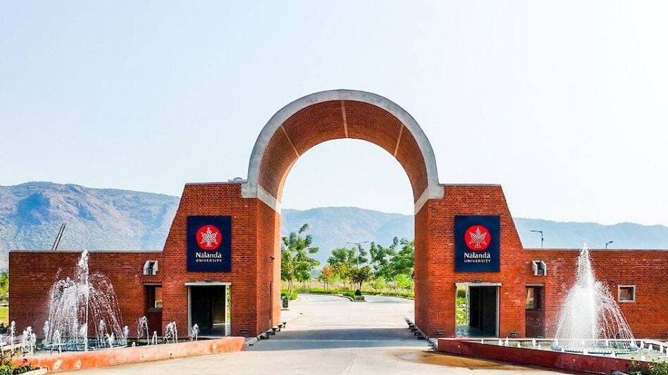 नालंदा विश्वविद्यालय, राजगीर द्वारा अपने सभी विद्यार्थियों के लिए नालंदा- बोध का एक अनिवार्य पाठ्यक्रम "Nalanda Spirit" नाम से इस सत्र से प्रारंभ किया गया है।यह पाठयक्रम प्राचीन नालंदा विश्वविद्यालय के आत्म - तत्त्व को केंद्र में रखकर तैयार किया गया है।वास्तव में यह न सिर्फ भारतीय ज्ञान परंपरा की पुनर्स्थापना का अभिनव प्रयास है बल्कि भारत के सभ्यतागत विमर्श की पुनर्स्थापना का भी एक सार्थक प्रयास है। चाहे सटीक तर्कों के माध्यम से सत्य तक पहुंचने की भारतीय परम्परा "शास्त्रार्थ "हो या विकास के साथ प्रकृति के संरक्षण का धारणीय संकल्प,चाहे नेट जीरो कैंपस की बात हो या "सहभागिता"के माध्यम से नजदीकी गांवों के सुख - दुख की चिंता और उन्हें कुशल और आत्मनिर्भर बनाने का प्रयास।वास्तव में,नालंदा स्पिरिट आज सिर्फ भारतीय सभ्यता के की पुनर्स्थापना का अभिनव सांस्थानिक प्रयास नहीं है बल्कि विश्व की समस्याओं और चुनौतियों का सार्थक और अनिवार्य समाधान भी है। वर्तमान कुलपति प्रो.सचिन चतुर्वेदी जी के दृष्टिसम्पन्न नेतृत्व में जब नालंदा- बोध आज देश - दुनिया में प्रतिमान केन्द्र की तरह उभर रहा है तो कुछ बाह्य ताकतों द्वारा इस परंपरा में अवरोध उत्पन्न करने के लिए विदेश में बैठे भारतीयों को अपना हथकंडा बनाया जा रहा है और इसे हिंदू सभ्यता और बौद्ध सभ्यता के रूप में पृथक् कर एक नया नैरेटिव गढ़ा जा रहा है।वास्तव में भारतीय सभ्यता अपने एकत्व में ही वैविध्य को संजोए हुए है।इस श्रृंखला में जितने भी भाषण हुए हैं, अद्वितीय और लाजवाब रहे हैं।भारतीय ज्ञान परंपरा के मूर्धन्य लोगों के भाषण हुए हैं।लेकिन दुर्भाग्य से कुछ लोगों को उभरता हुआ नया प्रतिमान केन्द्र पच नहीं रहा है क्योंकि इसका ध्येय भारतीय है,भाव भारतीय है और दृष्टि भारतीय है।अमेरिका में बैठकर भारत से सहानुभूति का स्वांग रचने वालों को नालंदा बोध समझ में नहीं आएगा। चरैवेति चरैवेति यही तो मंत्र है अपना.........!