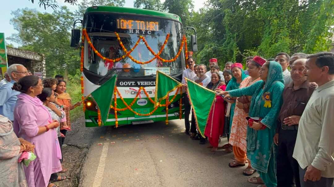 झीरबल्ला पहुंची इलेक्ट्रिक बस, अजय वर्मा ने दिखाई हरी झंडी | Kangra Express
कांगड़ा : कांगड़ा के झीरबल्ला क्षेत्र को मिली बड़ी सौगात। एचआरटीसी उपाध्यक्ष अजय वर्मा ने नई इलेक्ट्रिक बस को हरी झंडी दिखाकर रवाना किया। यह बस सीधे टांडा तक जाएगी, जिससे कई पंचायतों के हजारों लोगों को सीधा लाभ मिलेगा।
इस दौरान अजय वर्मा ने ग्रामीणों की समस्याएं सुनीं और सड़क के लिए 10 लाख रुपये, कम्युनिटी हॉल, 2 सोलर लाइट, हैंडपंप और ग्राउंड कार्य सहित कई घोषणाएं कीं। उन्होंने कहा कि क्षेत्र के समग्र विकास और बेहतर परिवहन सुविधा के लिए सरकार लगातार काम कर रही है।