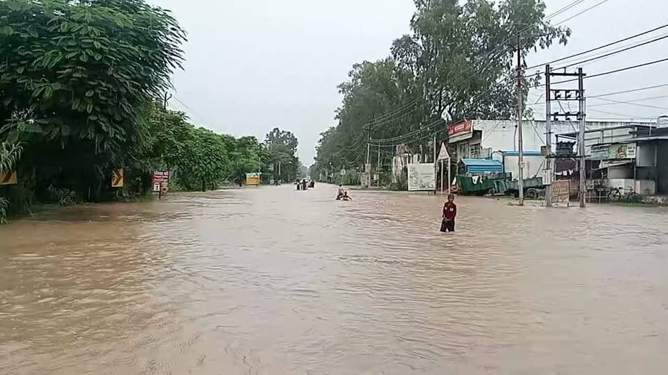 बाजपुर में बाढ़ के पानी में तैरते बच्चे ।
ये आपदा है अवसर नहीं ।