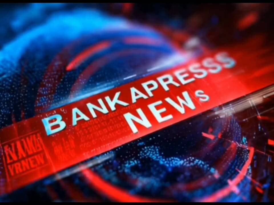 বাঁকুড়ার গঙ্গাজলঘাটির গাংদুয়া জোলাধার থেকে ছাড়া হচ্ছে জল- সেই প্রবল গতিবেগের জলস্রোতের কাছে উঠতি যুবকদের নিজেদের মোবাইল ফোনে ছবি তোলার হিড়িক। এটা কোথাও কি রয়ে যাচ্ছে ঝুঁকিপূর্ণ।