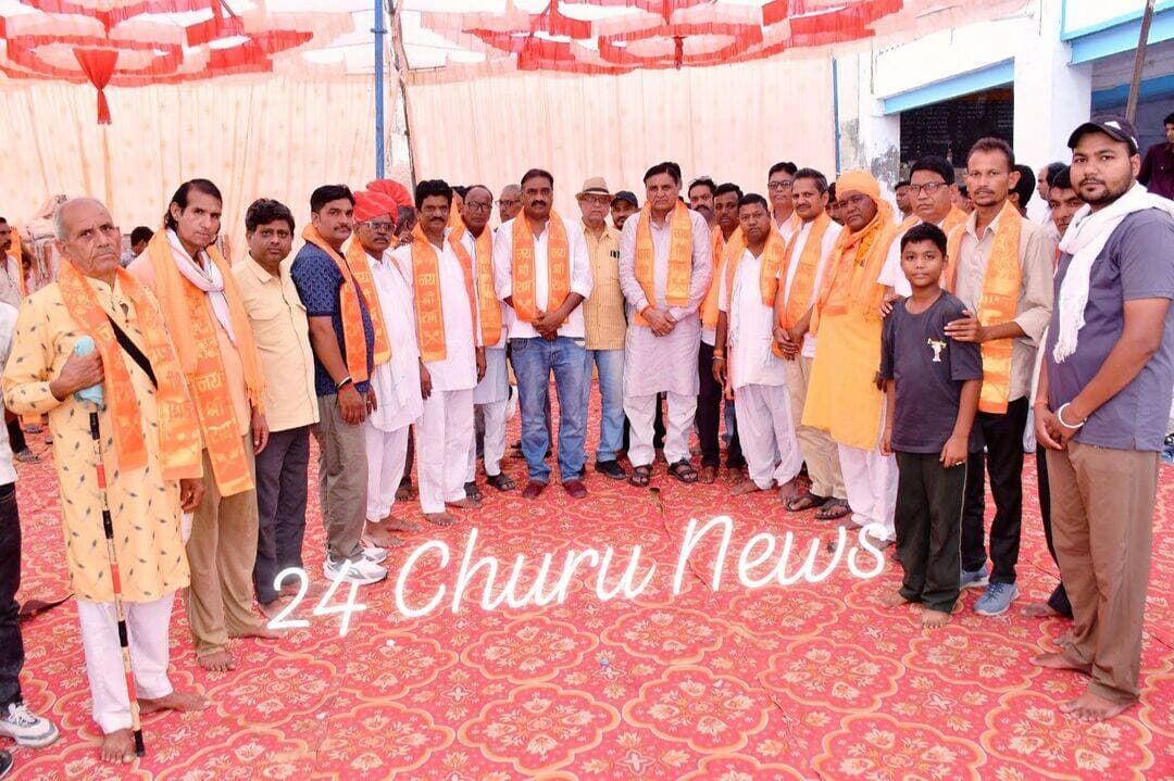 विधायक सहारण ने किया रूणेचा पैदल यात्री संघ को रवाना
चूरूः स्थानीय रैगर बस्ती स्थित बाबा रामदेव मंदिर से रविवार को श्री बाबा रामदेव पैदल यात्री संघ चूरू का जस्था श्रद्धा व उत्साह के साथ रूणेचा के लिए रवाना हुआ। इस अवसर पर आयोजित कार्यक्रम के मुख्य अतिथि विधायक हरलाल सहारण थे। कार्यक्रम में पदम सिंह राठौड़, सुनील भाऊवाला, सीताराम लुगरिया, आनंद रछोया, घनश्याम खटीक, नाथूराम रसगनिया, सांवरमल गहनोलिया, ताराचंद महनसरिया, दुर्गादत्त चंदेल, मनोज सोनी व भंवरलाल मंचस्थ अतिथि थे। इस दौरान बाबा रामदेव की विधिवत आरती कर कार्यक्रम का आगाज किया गया। इस अवसर पर विधायक हरलाल सहारण ने पैदल यात्रियों को बाबा रामदेवजी का ध्वज प्रदान कर रवाना किया। श्रद्धालुओं ने बाबा के जयकारे लगाते हुए भक्तिमय माहौल में यात्रा का शुभारंभ किया। संघ को रवाना करने के लिए बड़ी संख्या में मोहल्ले के महिला-पुरूष शामिल हुए। कार्यक्रम में सोहनलाल ठेकेदार, बुद्धिचंद रसगनिया, गजानंद सैनी, जयंत प्रजापत, भोजराज सैनी, रूपकमल चांवरिया, देवकीनंदन धौलपुरिया, चौथमल सेवलिया, अनिल प्रकाश कानखेड़िया, लिखमाराम, गिरधारीलाल सेवलिया, बाबूलाल चंदेल, नानूराम गढ़वाल, दीनदयाल, बृजेश कुमार सहित बड़ी संख्या में श्रद्धालु मौजूद थे। <nis:link nis:type=tag nis:id=follower nis:value=follower nis:enabled=true nis:link/> <nis:link nis:type=tag nis:id=nonfollowers nis:value=nonfollowers nis:enabled=true nis:link/> <nis:link nis:type=tag nis:id=viralreelschallenge nis:value=viralreelschallenge nis:enabled=true nis:link/> <nis:link nis:type=tag nis:id=viralpost nis:value=viralpost nis:enabled=true nis:link/>
<nis:link nis:type=tag nis:id=fb nis:value=fb nis:enabled=true nis:link/> <nis:link nis:type=tag nis:id=highlightseveryone nis:value=highlightseveryone nis:enabled=true nis:link/> <nis:link nis:type=tag nis:id=highlights nis:value=highlights nis:enabled=true nis:link/>