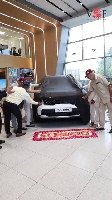 "Innova" और "Fortuner" को चुनौती देगी Sorento?
Harish Kia, Palwal में सोरेंटो की मेगा लॉन्चिंग
Address: Ground Floor, Mathura Rd, near Pappan Plaza, HUDA Sector-2, Delhi, Palwal, Haryana 121102
Phone: 070566 61826
#Kia
#KiaSorento
#megalaunch
#voiceoffaridabad
#Voiceoffreedom