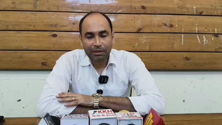 गऊघाट कठर्रा के ग्राम प्रधान पति सरताज अली गुड्डू पार्ट 2
चेहल्लुम विवाद:
ग्राम पंचायत कठर्रा गऊघाट में चेहल्लुम के दौरान हुए विवाद और उसके बाद गरमाई सियासी व कानूनी रस्साकशी में नया मोड़ आ गया है। इस मामले में ग्राम प्रधान पति सरताज अली उर्फ गुड्डू को हाईकोर्ट से बड़ी जीत मिली है ये जानकारी
ग्राम प्रधान पति सरताज अली गुड्डू ने एक प्रेस वार्ता कर हाईकोर्ट के इस फैसले की जानकारी दी और अपनी बात रखी। उन्होंने स्पष्ट किया कि न्यायालय के इस निर्णय से चेहल्लुम विवाद से जुड़े मामलों में दूध का दूध और पानी का पानी हो गया है, जिससे विरोधियों के दावों की पोल खुल गई है। इस कानूनी फैसले के बाद गऊघाट के राजनीतिक गलियारों में चर्चाएं तेज हो गई हैं।....