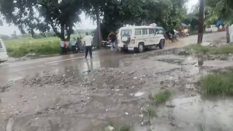 बिसौली में होटल की आड़ में कथित देह व्यापार का मामला बेहद गंभीर है।
छापेमारी में कई लोगों के पकड़े जाने और कुछ वाहनों पर भाजपा के झंडे व पदनाम होने की बात सामने आ रही है।
सवाल है—यह खेल कब से चल रहा था और किसके संरक्षण में?
प्रशासन निष्पक्ष जांच करे और दोषी चाहे कितना भी रसूखदार हो, बिना दबाव कड़ी कार्रवाई करे।
जनता जवाब चाहती है।
@हाइलाइट