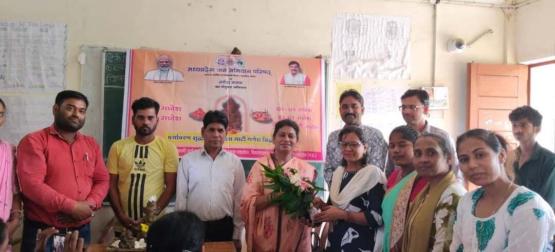 माटी गणेश–सिद्ध गणेश अभियान के तहत हुआ प्रशिक्षण कार्यक्रम
===
विधायक ने स्वयं बनाए माटी के गणेश, पर्यावरण संरक्षण का दिया संदेश
====
मध्यप्रदेश जन अभियान परिषद एवं नर्मदा समग्र के संयुक्त तत्वावधान में संचालित “माटी गणेश–सिद्ध गणेश अभियान” के अंतर्गत विकासखंड सुहागपुर में माटी से गणेश प्रतिमा निर्माण का प्रशिक्षण कार्यक्रम आयोजित किया गया। कार्यक्रम का उद्देश्य पर्यावरण संरक्षण के प्रति जन-जागरूकता बढ़ाना तथा लोगों को प्लास्टर ऑफ पेरिस की प्रतिमाओं के स्थान पर प्राकृतिक मिट्टी से निर्मित गणेश प्रतिमाओं की स्थापना एवं पूजन के लिए प्रेरित करना रहा।
कार्यक्रम में जयसिंहनगर विधानसभा क्षेत्र की विधायक श्रीमती मनीषा सिंह विशेष रूप से उपस्थित रहीं। उन्होंने प्रशिक्षण के दौरान माटी से भगवान श्री गणेश की प्रतिमा स्वयं बनाकर अभियान के संदेश को आत्मसात किया और उपस्थित लोगों को भी मिट्टी से गणेश प्रतिमा बनाने के लिए प्रेरित किया।
इस अवसर पर विधायक श्रीमती मनीषा सिंह ने कहा कि माटी के गणेश बनाना हमारी परंपरा, संस्कृति और प्रकृति के प्रति सम्मान का प्रतीक है। उन्होंने आह्वान किया कि प्रत्येक परिवार अपने घर में माटी से गणेश प्रतिमा बनाए और उसी प्रतिमा की श्रद्धापूर्वक पूजा-अर्चना करे। इससे हमारी धार्मिक आस्था के साथ-साथ पर्यावरण संरक्षण में भी महत्वपूर्ण योगदान होगा। उन्होंने कहा कि मिट्टी से बनी प्रतिमाएं विसर्जन के बाद प्राकृतिक रूप से पर्यावरण में समाहित हो जाती हैं, जिससे जल स्रोतों को प्रदूषण से बचाने में मदद मिलती है।
उन्होंने मध्यप्रदेश जन अभियान परिषद एवं नर्मदा समग्र को माटी गणेश–सिद्ध गणेश अभियान को जन-जन तक पहुंचाने के लिए बधाई एवं शुभकामनाएं दीं तथा अधिक से अधिक लोगों को अभियान से जोड़ने का आग्रह किया।
कार्यक्रम में विकासखंड समन्वयक श्रीमती प्रिया सिंह बघेल, परामर्शदाता श्री जयप्रकाश काछी , श्री शिवम् तिवारी , श्री राहुल द्विवेदी ,श्री सतीश तिवारी सहित सीएमसीएलडीपी के छात्र-छात्राएं, नवांकुर सखी , प्रस्फुटन समितियों एवं अभियान से जुड़े सदस्य उपस्थित रहे।
प्रशिक्षण के दौरान प्रतिभागियों को माटी से गणेश प्रतिमा तैयार करने की विभिन्न तकनीकों की जानकारी दी गई। उपस्थित लोगों ने उत्साहपूर्वक प्रतिमा निर्माण में सहभागिता की और पर्यावरण हितैषी गणेश प्रतिमा स्थापित करने का संकल्प लिया।
कार्यक्रम के माध्यम से “माटी के गणेश—प्रकृति के गणेश” का संदेश जन-जन तक पहुंचाने तथा गणेशोत्सव को पर्यावरण अनुकूल बनाने का आह्वान किया गया।
#शहडोल #shahdol