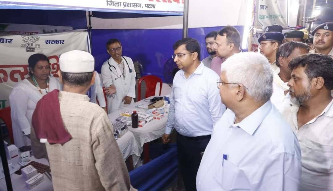 बाढ़ प्रभावितों की मदद के लिए राहत एवं बचाव कार्य युद्धस्तर पर जारी
पटना जिले से होकर बहने वाली नदियों के जलस्तर में वृद्धि के कारण उत्पन्न बाढ़ से प्रभावित लोगों की सहायता के लिए राहत एवं बचाव कार्य युद्धस्तर पर चलाए जा रहे हैं। बाढ़ प्रभावित लोगों को किसी प्रकार की कठिनाई का सामना न करना पड़े, इसके लिए जिला प्रशासन द्वारा सभी आवश्यक कदम उठाए जा रहे हैं।
जिलाधिकारी श्री कुन्दन कुमार ने संबंधित अधिकारियों को निर्देश दिया है कि बाढ़ प्रभावित क्षेत्रों में जहां जिस प्रकार की आवश्यकता हो, वहां उसी के अनुरूप तत्काल व्यवस्था सुनिश्चित की जाए। उन्होंने अधिकारियों को पूरी संवेदनशीलता एवं तत्परता के साथ राहत एवं बचाव कार्य संचालित करने तथा प्रभावित लोगों को हरसंभव सहायता उपलब्ध कराने का निर्देश दिया है।
संचालित सामुदायिक रसोई केंद्रों की संख्या बढ़कर हुई 25
बाढ़ प्रभावित क्षेत्रों में जरूरत के अनुसार सामुदायिक रसोई केंद्रों की संख्या बढ़ाई जा रही है। वर्तमान में जिले में कुल 25 सामुदायिक रसोई केंद्र संचालित हैं, जहां अब तक 70 हजार से अधिक लोगों को भोजन कराया जा चुका है।
इनमें बाढ़ अंचल में 1, दानापुर में 1, पाटलिपुत्रा में 2, अथमलगोला में 1, बख्तियारपुर में 3, मोकामा में 8, मनेर में 2, संपतचक में 1, दीदारगंज में 3, फुलवारीशरीफ में 1 एवं पुनपुन में 1 सामुदायिक रसोई केंद्र शामिल हैं।
सभी सामुदायिक रसोई केंद्रों के आसपास आवश्यक मेडिकल सुविधाएं भी उपलब्ध कराई गई हैं।
20 मेडिकल कैंप एवं 28 एम्बुलेंस तैनात
बाढ़ प्रभावित सामुदायिक रसोई केंद्रों के आसपास कुल 20 मेडिकल कैंप लगाए गए हैं। लोगों की त्वरित चिकित्सा सहायता के लिए 28 एम्बुलेंस तथा 6 बोट एम्बुलेंस भी तैनात की गई हैं। बोट एम्बुलेंस बाढ़ प्रभावित क्षेत्रों में भ्रमण कर आवश्यकता के अनुसार लोगों को चिकित्सा एवं अन्य आवश्यक सहायता उपलब्ध करा रही हैं।
सभी मेडिकल कैंपों में जीवन रक्षक दवाओं के साथ- साथ सर्पदंश एवं कुत्ता काटने की दवाएं उपलब्ध करा दी गई हैं। गर्भवती महिलाओं, बीमार व्यक्तियों एवं अन्य जरूरतमंदों के लिए आवश्यक चिकित्सा व्यवस्था की निगरानी सिविल सर्जन द्वारा स्वयं की जा रही है।
स्वच्छ पेयजल एवं शौचालय की समुचित व्यवस्था
बाढ़ प्रभावित लोगों को पेयजल की समस्या न हो, इसके लिए पीएचईडी द्वारा पर्याप्त मात्रा में स्वच्छ पेयजल की व्यवस्था की गई है। प्रभावित क्षेत्रों में पर्याप्त संख्या में अस्थायी शौचालय भी उपलब्ध कराए गए हैं। नगर निगम द्वारा सभी सामुदायिक केंद्रों पर नियमित रूप से साफ-सफाई की व्यवस्था सुनिश्चित की जा रही है।
पशुओं के लिए 15 शिविर संचालित
बाढ़ प्रभावित क्षेत्रों में पशुओं की सुरक्षा एवं उपचार के लिए 15 पशु शिविर लगाए गए हैं। इन शिविरों में पशुओं के लिए पर्याप्त मात्रा में पशु चारा तथा इलाज की समुचित व्यवस्था की गई है।
बाढ़ प्रभावित लोगों के बीच अब तक 3,000 पॉलीथीन शीट्स का भी वितरण किया जा चुका है।
तटबंधों की की जा रही लगातार निगरानी, आवश्यकतानुसार की जा रही मरम्मति एवं सुदृढीकरण
जिन स्थानों पर तटबंधों में रिसाव अथवा ओवरफ्लो की स्थिति उत्पन्न हुई, वहां जल संसाधन विभाग की टीम द्वारा तत्काल आवश्यक सुधारात्मक कार्रवाई की जा रही है। जिला प्रशासन एवं संबंधित विभागों द्वारा तटबंधों की लगातार निगरानी की जा रही है।
बाढ़ के कारण जहां सड़कें क्षतिग्रस्त हुई हैं, वहां आवश्यकतानुसार मरम्मत कार्य कराया जा रहा है। जिन स्थानों पर अभी पानी जमा है, वहां जलस्तर कम होने के बाद सड़कों की मरम्मत कर आवागमन को सुचारु किया जाएगा।
166 नौकाएं लोगों के सुरक्षित आवागमन के लिए तैनात
बाढ़ प्रभावित लोगों की सहायता एवं सुरक्षित आवागमन के लिए जिले में कुल 166 नौकाएं तैनात की गई हैं। ये नौकाएं लोगों को बाढ़ प्रभावित क्षेत्रों से सुरक्षित निकालकर ऊंचे स्थानों तक पहुंचाने तथा आवश्यक आवागमन में सहायता कर रही हैं।
अथमलगोला में 7, बख्तियारपुर में 21, बाढ़ में 8, दानापुर में 25, मनेर में 25, पाटलिपुत्रा में 19, पुनपुन में 3, फतुहा में 30, दीदारगंज में 18, मोकामा में 6, पालीगंज में 2 एवं फुलवारीशरीफ में 2 नौकाएं तैनात हैं।
इसके अतिरिक्त लोगों की सहायता के लिए एसडीआरएफ की 8 टीमें एवं एसएसबी की 2 टीमें अधिक आवागमन वाले एवं संवेदनशील क्षेत्रों में तैनात की गई हैं।
जिलाधिकारी श्री कुन्दन कुमार ने बाढ़ प्रभावित लोगों से अपील की है कि वे बिल्कुल घबराएं नहीं। जिला प्रशासन पूरी तत्परता एवं संवेदनशीलता के साथ उनकी सहायता के लिए हर समय तैयार है। उन्होंने लोगों से प्रशासन द्वारा जारी दिशा-निर्देशों का पालन करने तथा आवश्यकता पड़ने पर उपलब्ध राहत एवं बचाव संसाधनों का उपयोग करने की अपील की है।
जिला प्रशासन द्वारा बाढ़ की स्थिति पर लगातार निगरानी रखी जा रही है तथा प्रभावित क्षेत्रों में आवश्यकतानुसार राहत एवं बचाव कार्यों को और तेज किया जा रहा है।