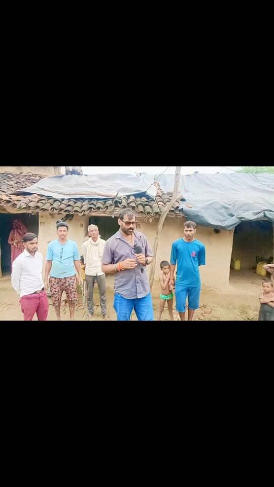 एक बार फिर सुर्खियों में ग्राम पंचायत इकौना!
एक और गरीब की कहानी निकल आई सामने।
कच्चे मकान में परिवार के साथ रहने को मजबूर गरीब परिवार की दर्दभरी दास्तान ने कालपी विधानसभा में विकास के दावों पर सवाल खड़े कर दिए हैं।
इससे पहले भी इकौना के दो तीन गरीब परिवारों के कच्चे मकान दिखा चुके हैं। अब सामने आया एक और गरीब परिवार, जो आज भी पक्की छत के इंतजार में है।
सवाल सीधा है—आखिर कालपी विधानसभा क्षेत्र का विकास कहाँ हुआ?
क्या विकास सिर्फ कागजों में ही हुआ है?
पत्रकार सोनू महाराज की खास ग्राउंड रिपोर्ट।
आपकी क्या राय है?
कमेंट बॉक्स में जरूर बताएं।