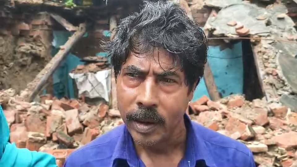 ब्रेकिंग जालौन
लगातार हो रही बारिश से गिरा कच्चा मकान,
लगातार हो रही बारिश से भरभरा कर अचानक गिर कच्चा मकान,
मकान गिरने से मलबे में दबी 2 बाइकें, कूलर, अनाज समेत गृहस्ती का सामान,
हादसे में बाल-बाल बचे घर में मौजूद परिवार के लोग,
इलाके के सभासद ने लेखपाल को दी मकान गिरने की सूचना,
कोंच कोतवाली क्षेत्र के मोहल्ला कटरा का मामला।