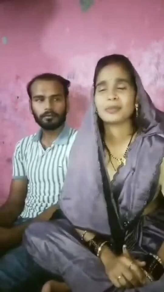 पुलिस से ससुराल पक्ष को परेशान न करने की अपील
जालौन। सोशल मीडिया पर एक युवती का वीडियो तेजी से वायरल हो रहा है। वायरल वीडियो में युवती अपना नाम नेहा कुशवाहा बताते हुए खुद को जनपद जालौन के ग्राम क्योलारी की रहने वाली बता रही है। युवती ने वीडियो में अपने पिता का नाम मंगल कुशवाहा बताया है।
वीडियो में युवती ने बताया कि उसके पति का नाम राज कुशवाहा है और उसके ससुर का नाम मथुरा प्रसाद है। युवती के मुताबिक, उसके पति का परिवार जालौन तहसील क्षेत्र के सुढार सालबाद का रहने वाला है।
युवती ने वीडियो के माध्यम से पुलिस से अपील करते हुए कहा कि उसके पति के घरवालों को परेशान न किया जाए। युवती की यह अपील सोशल मीडिया पर वायरल होने के बाद मामला क्षेत्र में चर्चा का विषय बना हुआ है।
हालांकि, वायरल वीडियो में युवती द्वारा कही गई बातों और पूरे मामले की परिस्थितियों की स्वतंत्र रूप से पुष्टि नहीं हो सकी है।