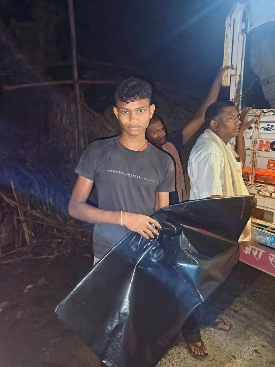 कटिहार जिला के बरारी प्रखंड में मोहनाचांदपुर के ward 10 & 11में बाढ़ से प्रभावित लोगों के बीच पोलीथीन शीट का वितरण किया गया।
@topfans Information & Public Relations Department, Government of Bihar Disaster Management Department Govt. of Bihar #katihar