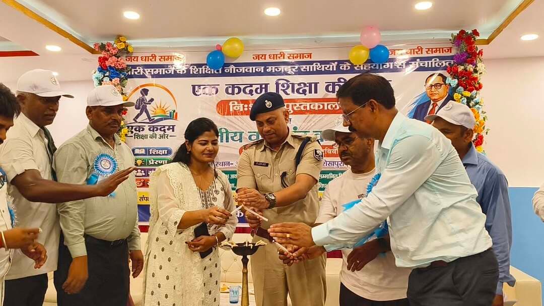 एक कदम शिक्षा की ओर नि:शुल्क पुस्तकालय की द्वितीय वर्षगांठ पर छात्र-छात्राएं सम्मानित।
शेखपुरा शहर के तीनमोहनी मोड़ स्थित एक निजी सभागार में रविवार को एक कदम शिक्षा की ओर नि:शुल्क पुस्तकालय की द्वितीय वर्षगांठ के अवसर पर सम्मान समारोह का आयोजन किया गया। कार्यक्रम में मुख्य अतिथि के रूप में SDPO डॉ. राकेश कुमार शामिल हुए। उन्होंने दीप प्रज्वलित कर कार्यक्रम का शुभारंभ किया।
कार्यक्रम के दौरान एक कदम शिक्षा की ओर की ओर से मुख्य अतिथि को शॉल देकर सम्मानित किया गया। इस अवसर पर SDPO डॉ. राकेश कुमार ने शिक्षा के महत्व पर प्रकाश डालते हुए कहा कि बच्चे देश का भविष्य हैं। समाज के बुद्धिजीवी और जागरूक लोग बच्चों को शिक्षा के प्रति जागरूक करने का प्रयास कर रहे हैं, जो सराहनीय है। उन्होंने उपस्थित छात्र-छात्राओं को शिक्षा और बेहतर भविष्य निर्माण को लेकर विस्तृत जानकारी दी।
कार्यक्रम में विभिन्न वर्गों के छात्र-छात्राओं को उनके बेहतर प्रदर्शन के लिए मेडल, बैग, कॉपी और कलम देकर सम्मानित किया गया।
इंटर एवं बीए वर्ग में प्रीति कुमारी ने प्रथम, कन्हैया कुमार ने द्वितीय तथा प्रियंका कुमारी ने तृतीय स्थान प्राप्त किया।
वर्ग 9 एवं 10 में मौसम कुमारी प्रथम, रवीना कुमारी द्वितीय तथा कोमल कुमारी तृतीय स्थान पर रहीं।
वर्ग 7 एवं 8 में गौरव कुमार ने प्रथम, रणवीर कुमार ने द्वितीय तथा आनंद कुमार ने तृतीय स्थान प्राप्त किया।
वर्ग 5 एवं 6 में ऋषभ अनमोल और अभय कुमार ने प्रथम स्थान प्राप्त किया। अर्णव राज द्वितीय तथा हिमांशु कुमार और अर्चना कुमारी तृतीय स्थान पर रहे।
एक कदम शिक्षा की ओर की ओर से घोषणा की गई कि प्रत्येक वर्ग में प्रथम स्थान प्राप्त करने वाले छात्र-छात्राओं को एक वर्ष के लिए स्कॉलरशिप प्रदान की जाएगी।
समारोह में शिक्षा के साथ-साथ नौकरी और व्यवसाय से जुड़े बिहार, झारखंड, पश्चिम बंगाल, दिल्ली सहित विभिन्न राज्यों से आए लोग भी शामिल हुए। कार्यक्रम में मनोज कुमार, परशुराम राम, उमेश राम, इंदल कुमार, सनी कुमार, अरविंद आनंद, रवि कुमार, अवध राम, विकास कुमार, मुकेश कुमार, बटोरन राम, विनोद कुमार, भूपेन्द्र कुमार, देवेन्द्र कुमार, बिपिन कुमार, गणेश कुमार सहित अन्य लोग मौजूद रहे।
कार्यक्रम के अंत में आयोजकों ने कहा कि एक कदम शिक्षा की ओर का उद्देश्य आर्थिक रूप से कमजोर और जरूरतमंद छात्र-छात्राओं को बेहतर शिक्षा के अवसर उपलब्ध कराना तथा समाज में शिक्षा के प्रति जागरूकता बढ़ाना है।