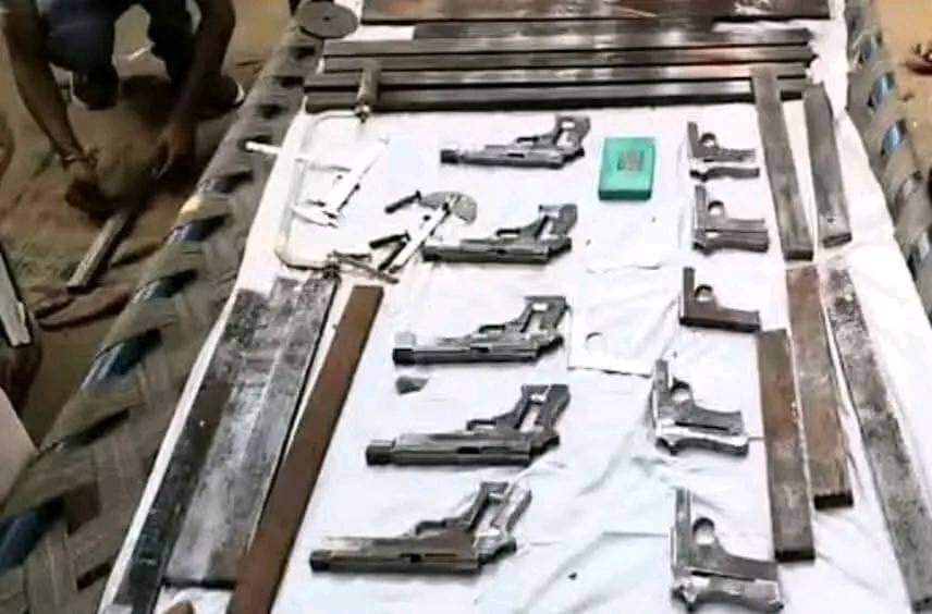 बाढ़ के अथमल गोला थाना क्षेत्र के धर्मपुर गांव में पुलिस ने अवैध मिनी गन फैक्ट्री पर मारा छापा, अर्ध निर्मित हथियार और उपकरण सहित चार लोग गिरफ्तार...