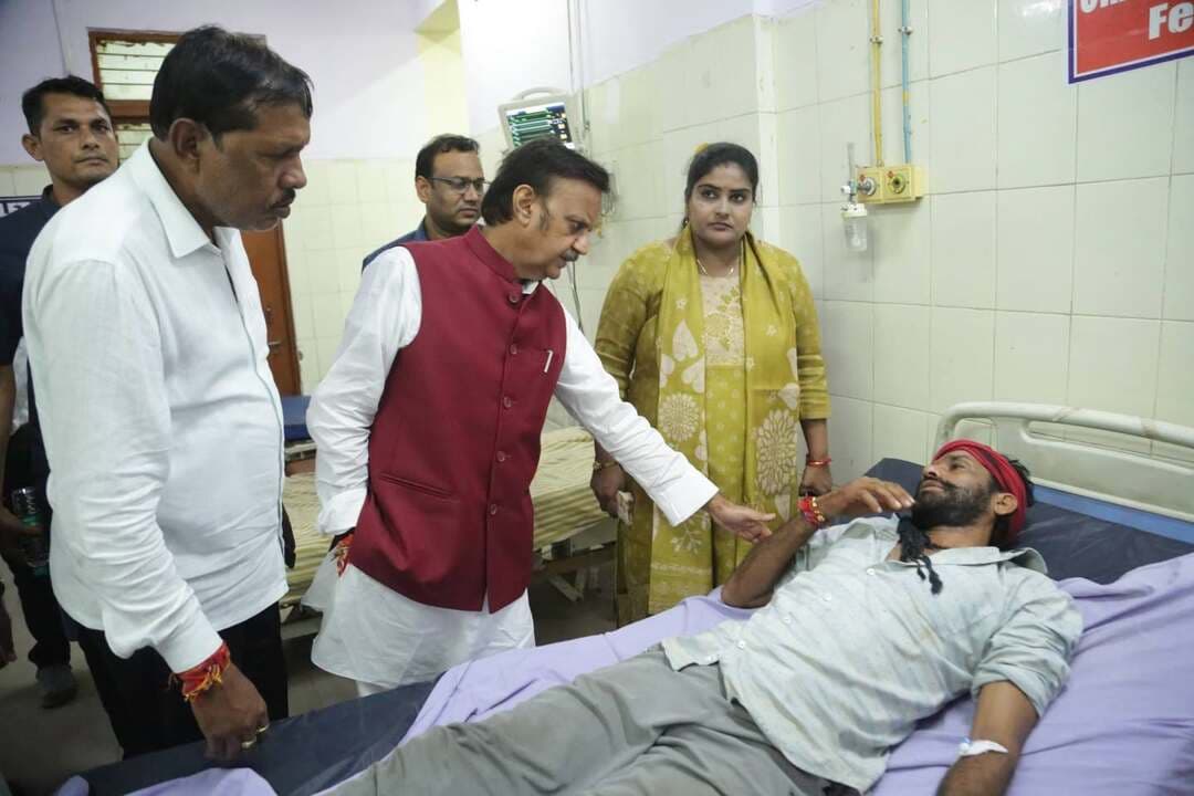 ➡️ सागर पहुंचे डिप्टी सीएम श्री राजेंद्र शुक्ल, बीएमसी में मरीजों का जाना हाल-चाल; दिए त्वरित व बेहतर इलाज के कड़े निर्देश
सागर जिले की बंडा तहसील में अवैध, जहरीली शराब के सेवन से हुई जनहानि की दुखद घटना के बाद राज्य सरकार एवं प्रशासन पूरी तरह मुस्तैद और सक्रिय है। प्रदेश के उप मुख्यमंत्री एवं स्वास्थ्य मंत्री तथा सागर जिले के प्रभारी मंत्री श्री राजेंद्र शुक्ल रविवार को स्थिति की समीक्षा एवं पीड़ितों का कुशलक्षेम जानने के लिए सागर स्थित बुंदेलखंड मेडिकल कॉलेज पहुंचे।
➡️ मरीजों का जाना हाल और परिजनों को बंधाया ढांढस
उप मुख्यमंत्री श्री शुक्ल ने बीएमसी के आईसीयू और क्रिटिकल केयर वार्डों में भर्ती उपचाररत मरीजों के पास पहुंचकर उनसे बातचीत की और उनके स्वास्थ्य की स्थिति की जानकारी ली। उन्होंने वहां मौजूद मरीजों के परिजनों से भी चर्चा की, उनका ढांढस बंधाया और आश्वस्त किया कि राज्य सरकार इस कठिन घड़ी में पूरी तरह से उनके साथ खड़ी है।
अस्पताल परिसर में वरिष्ठ डॉक्टरों और मेडिकल कॉलेज प्रबंधन के साथ बैठक करते हुए डिप्टी सीएम ने कड़े निर्देश जारी किए। उन्होंने स्पष्ट शब्दों में कहा कि पीड़ितों के इलाज में किसी भी प्रकार की लापरवाही या कोताही बर्दाश्त नहीं की जाएगी। सभी मरीजों को गुणवत्तापूर्ण और सर्वोत्तम संभव इलाज मुहैया कराया जाए। आवश्यकता पड़ने पर विशेषज्ञ डॉक्टरों की टीम 24 घंटे तैनात रहे और दवाओं व संसाधनों की कोई कमी न होने दी जाए।
निरीक्षण के दौरान सागर विधायक श्री शैलेंद्र जैन ,बंडा विधायक श्री वीरेंद्र सिंह, कमिश्नर श्री अनिल सुचारी , डीआईजी श्री शशीन्द्र चौहान , कलेक्टर श्रीमती प्रतिभा पाल , पुलिस अधीक्षक श्री अनुराग सुजानिया, बीएमसी के प्रभारी डीन डॉ गंगवानी, इमरजेंसी मेडिसिन से डॉ सौरभ जैन सहित अन्य जनप्रतिनिधि प्रशासनिक अधिकारी मौजूद रहे।
उप मुख्यमंत्री ने प्रशासनिक व पुलिस अधिकारियों को भी निर्देश दिए कि घटना में शामिल दोषियों के खिलाफ सख्त से सख्त दंडात्मक कार्रवाई की जाए और अवैध शराब कारोबारियों के नेटवर्क को पूरी तरह ध्वस्त किया जाए।
उल्लेखनीय है कि बंडा क्षेत्र में हुई इस घटना के बाद से ही जिला प्रशासन अलर्ट मोड पर है। गंभीर रूप से बीमार मरीजों को उच्च स्तरीय चिकित्सा केंद्रों में एयरलिफ्ट करने के साथ-साथ बीएमसी सागर में भी विशेषज्ञ डॉक्टरों की निगरानी में इलाज जारी है।
CM Madhya Pradesh Dr Mohan Yadav Jansampark Madhya Pradesh #JansamparkMP #sagar