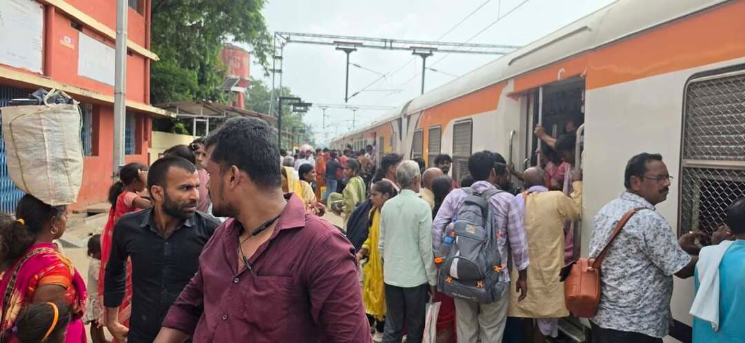 बड़ी खबर पुनपुन के बढ़ते जलस्तर से रेल परिचालन बाधित, जहानाबाद के यात्रियों की बढ़ी परेशानी
जहानाबाद। पुनपुन नदी के बढ़ते जलस्तर का असर अब पटना-गया रेलखंड पर साफ दिखने लगा है। परसाबाजार के बीच पुल संख्या 21 पर पानी का स्तर बढ़ने के कारण डाउन लाइन पर ट्रेन परिचालन रोक दिया गया है। इसका सीधा असर जहानाबाद के दैनिक रेल यात्रियों पर पड़ा है। पटना और गया की ओर नौकरी, कारोबार, पढ़ाई, प्रतियोगी परीक्षाओं तथा इलाज के लिए प्रतिदिन आने-जाने वाले यात्रियों के सामने अब यात्रा को लेकर असमंजस की स्थिति उत्पन्न हो गई है। रेलवे ने सात सितंबर को इस रेलखंड से जुड़ी 10 मेमू ट्रेनों को रद करने के साथ कई महत्वपूर्ण ट्रेनों का मार्ग बदलकर परिचालन करने का निर्णय लिया है।
रेल अभियंत्रण विभाग की ओर से चार सितंबर की रात 8:10 बजे से डाउन लाइन पर अगले आदेश तक परिचालन रोक दिया गया है। पुनपुन नदी के जलस्तर में लगातार वृद्धि को देखते हुए रेलवे ने यह कदम रेल परिचालन की सुरक्षा के मद्देनजर उठाया है। इसका सबसे अधिक असर उन यात्रियों पर पड़ने की संभावना है जो प्रतिदिन सुबह जहानाबाद से पटना या गया के लिए मेमू ट्रेनों पर निर्भर रहते हैं। ट्रेनें रद होने से उन्हें बस, निजी वाहन या अन्य वैकल्पिक साधनों का सहारा लेना पड़ सकता है।
10 मेमू ट्रेनें रहेंगी रद
रेलवे के आदेश के अनुसार गया-पटना और पटना-गया के बीच चलने वाली 63242, 63244, 63245, 63247, 63248, 63250, 63251 एवं 63256 मेमू ट्रेनें सात सितंबर को रद रहेंगी। इसके अलावा 63253 पटना-गया मेमू और 63274 पटना-राजगीर मेमू का परिचालन भी रद रहेगा। 63248 के ईएमयू रैक को एमपीओ प्वाइंट पर लिया जाएगा, जहां से राजगीर के लिए 63339 की सेवा संचालित की जाएगी।
जहानाबाद से पटना जाने वाले यात्रियों के लिए मेमू ट्रेनें अपेक्षाकृत सुलभ और नियमित यात्रा का प्रमुख साधन हैं। इन ट्रेनों के रद होने से खासकर सुबह और शाम के समय यात्रा करने वाले यात्रियों को परेशानी उठानी पड़ सकती है। छोटे स्टेशनों और आसपास के ग्रामीण क्षेत्रों से जहानाबाद या पटना पहुंचने वाले यात्रियों की मुश्किलें भी बढ़ने की आशंका है।
कई एक्सप्रेस ट्रेनों का भी बदला मार्ग
रेलवे ने यात्रियों की सुविधा और परिचालन व्यवस्था बनाए रखने के लिए कई ट्रेनों का मार्ग भी बदला है। 18625 प्रिंसिपल-हटिया एक्सप्रेस को सात सितंबर को बीकेपीएल-राजगीर-तिलैया-पटना-गया-किऊल मार्ग से चलाया जाएगा। 18626 हटिया-प्रिंसिपल एक्सप्रेस का मार्ग भी परिवर्तित रहेगा।
13329 धनबाद-पटना एक्सप्रेस छह सितंबर को निर्धारित वैकल्पिक मार्ग से पटना पहुंचेगी। 13330 पटना-धनबाद एक्सप्रेस भी बदले मार्ग से चलेगी। इसके अलावा 15137 राजगीर-बनारस और 15138 बनारस-राजगीर एक्सप्रेस का परिचालन भी परिवर्तित मार्ग से होगा। 63390 नवादा-पटना, 63389 पटना-नवादा, 63391 इस्लामपुर-पटना और 63392 पटना-इस्लामपुर मेमू भी वैकल्पिक मार्ग से चलेंगी।
यात्रा से पहले जानकारी लेना जरूरी
ट्रेनों के रद होने और मार्ग बदलने से जहानाबाद के यात्रियों को यात्रा की योजना बनाने में विशेष सावधानी बरतनी होगी। खासकर नौकरीपेशा और विद्यार्थियों को समय पर गंतव्य तक पहुंचने के लिए वैकल्पिक व्यवस्था करनी पड़ सकती है। रेलवे ने यात्रियों को स्टेशन पहुंचने से पहले अपनी ट्रेन के परिचालन की स्थिति की जानकारी लेने की सलाह दी है।
रेलवे अधिकारियों के अनुसार पुल संख्या 21 के पास जलस्तर और रेल परिचालन की स्थिति पर लगातार नजर रखी जा रही है। पुनपुन नदी का जलस्तर सामान्य होने तथा रेल परिचालन सुरक्षित पाए जाने के बाद ही डाउन लाइन पर ट्रेनों का परिचालन पूर्ववत किया जाएगा।