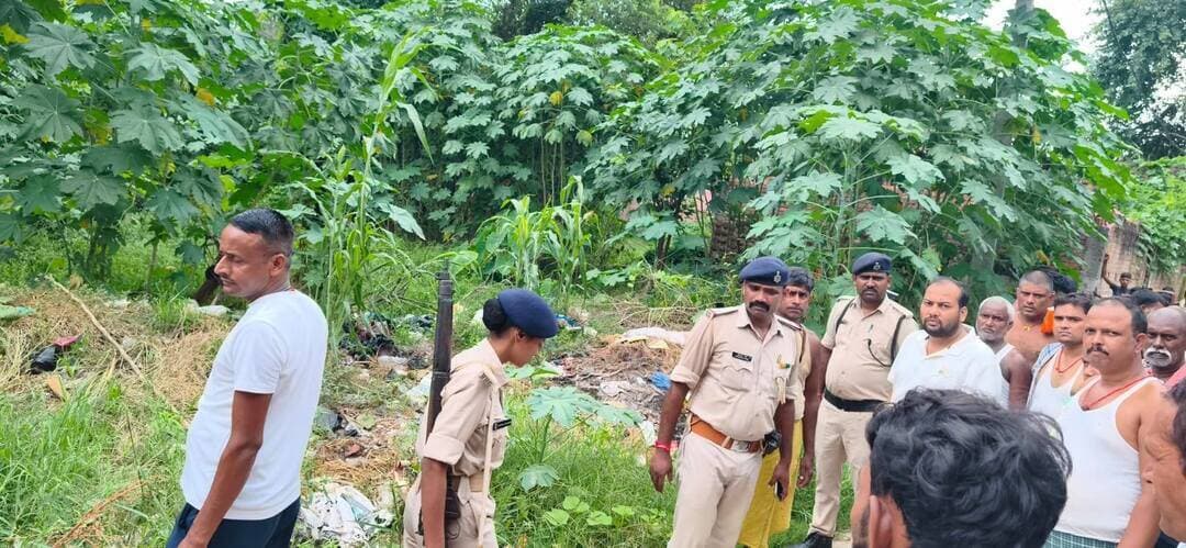 अफजलपुर में मगरमच्छ की सूचना निकली फर्जी, AI से बनाई गई थी तस्वीर
जहानाबाद। काको प्रखंड के उत्तरसेरथू पंचायत अंतर्गत अफजलपुर गांव में मगरमच्छ देखे जाने की सूचना से रविवार को ग्रामीणों में हड़कंप मच गया। मगरमच्छ की तस्वीर और सूचना मिलते ही जिला प्रशासन ने इसे गंभीरता से लेते हुए तत्काल कार्रवाई शुरू की। जिलाधिकारी श्रीमती छिरिङ वाई भूटिया के निर्देश पर वन विभाग की टीम ने मौके पर पहुंचकर सर्च ऑपरेशन चलाया। जांच के दौरान मगरमच्छ तो नहीं मिला, लेकिन तस्वीर के परीक्षण के बाद उसके AI से तैयार किए जाने की बात सामने आई।
सूचना मिलने के बाद प्रशासन ने पहले स्थानीय लोगों और मुखिया से इसकी पुष्टि कराई। इसके बाद जिलाधिकारी ने जिला वन पदाधिकारी को मामले की जानकारी देते हुए मगरमच्छ की खोज और संभावित रेस्क्यू के लिए वन विभाग की त्वरित प्रतिक्रिया टीम को मौके पर भेजने का निर्देश दिया। जनसुरक्षा को देखते हुए संबंधित क्षेत्र में माइकिंग कर ग्रामीणों को सतर्क किया गया। संभावित जोखिम वाले स्थान से लोगों को सुरक्षित हटाने के साथ ही स्थानीय प्रशासन और पुलिस ने निगरानी भी शुरू कर दी।
पटना और गया से वन विभाग की त्वरित प्रतिक्रिया टीम एवं विशेषज्ञ अफजलपुर पहुंचे। टीम ने संबंधित इलाके का विस्तृत निरीक्षण करते हुए सर्च ऑपरेशन चलाया। काफी तलाश के बावजूद मौके पर मगरमच्छ नहीं मिला। टीम को उसके पगचिह्न अथवा मौजूदगी के अन्य प्राकृतिक संकेत भी नहीं मिले। इसके बाद उपलब्ध तस्वीर का तकनीकी परीक्षण किया गया। वन विभाग के विशेषज्ञों ने तस्वीर के कृत्रिम बुद्धिमत्ता (AI) से तैयार किए जाने की संभावना जताई।
मामले की गंभीरता को देखते हुए स्थानीय थाना पुलिस ने भी जांच शुरू की। छानबीन में पता चला कि गांव के ही एक नाबालिग लड़के ने AI आधारित तकनीक की मदद से मगरमच्छ की तस्वीर तैयार की थी। इसके बाद उसने तस्वीर को गांव के कुछ अन्य लोगों के बीच साझा कर दिया। देखते ही देखते तस्वीर और मगरमच्छ देखे जाने की सूचना आगे प्रसारित होने लगी, जिससे ग्रामीणों में भय का माहौल बन गया।
पुलिस की पूछताछ में नाबालिग ने अपने अभिभावक की मौजूदगी में AI के माध्यम से तस्वीर तैयार करने की बात स्वीकार की। उसकी उम्र को ध्यान में रखते हुए पुलिस ने उसे और उसके अभिभावक को कड़ी चेतावनी देकर छोड़ दिया।
जिलाधिकारी ने जिलेवासियों से अपील की है कि किसी भी संवेदनशील फोटो, वीडियो या सूचना को बिना सत्यापन के सोशल मीडिया पर साझा न करें। फर्जी तस्वीर और भ्रामक सूचना से लोगों में अनावश्यक भय पैदा होता है और प्रशासन को भी वास्तविक जनसुरक्षा से जुड़े कार्यों से हटकर ऐसे मामलों में संसाधन लगाने पड़ते हैं।
प्रशासन ने स्पष्ट किया है कि भविष्य में जानबूझकर फर्जी तस्वीर, भ्रामक सूचना या अफवाह फैलाने वालों के विरुद्ध नियमानुसार कार्रवाई की जाएगी। जिला प्रशासन ने लोगों से अपील की है कि किसी भी आपात या संदिग्ध स्थिति में सोशल मीडिया पर सूचना प्रसारित करने के बजाय तत्काल स्थानीय प्रशासन या पुलिस को सूचित करें।