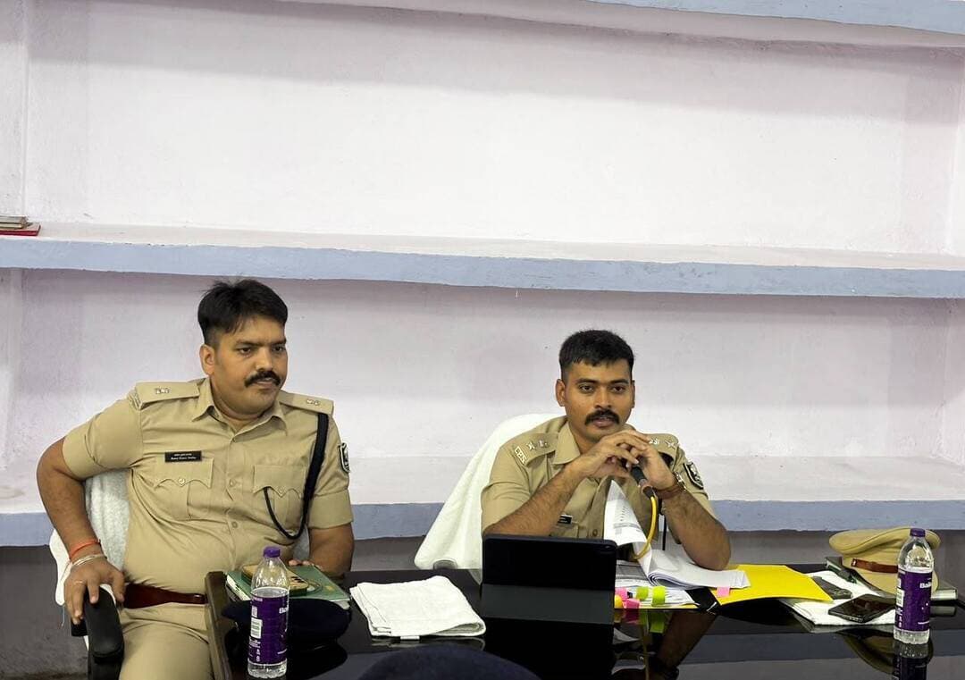 गंभीर कांडों के त्वरित निष्पादन का निर्देश, शराब व चोरी के खिलाफ चलेगा अभियान
जहानाबाद। पुलिस केंद्र में पुलिस अधीक्षक किरण कुमार के नेतृत्व में मासिक अपराध गोष्ठी आयोजित की गई। बैठक में जिले के सभी अनुमंडल पुलिस पदाधिकारी, पुलिस उपाधीक्षक, अंचल निरीक्षक एवं थानाध्यक्ष उपस्थित रहे। बैठक में जिले में अपराध नियंत्रण और लंबित मामलों के त्वरित निष्पादन को लेकर आवश्यक दिशा-निर्देश दिए गए।
एसपी ने गंभीर कांडों का त्वरित निष्पादन सुनिश्चित करने तथा लंबित वारंट एवं कुर्की-जब्ती की कार्रवाई में तेजी लाने का निर्देश दिया। उन्होंने ‘रोको-टोको अभियान’ को और प्रभावी बनाने पर भी जोर दिया, ताकि संदिग्ध गतिविधियों पर समय रहते अंकुश लगाया जा सके।
बैठक में सूखा नशा एवं चोरी की घटनाओं पर प्रभावी नियंत्रण के लिए ‘ऑपरेशन चबूतरा’ को सक्रिय रूप से चलाने का निर्देश दिया गया। वहीं, शराब माफियाओं के विरुद्ध कठोर कार्रवाई करने और अवैध शराब के कारोबार पर पूरी तरह रोक लगाने को कहा गया।
एसपी ने रात्रि गश्ती और सुपर पेट्रोलिंग को मजबूत करने के साथ संवेदनशील क्षेत्रों में पुलिस की सक्रियता बढ़ाने का निर्देश दिया। साथ ही, आम लोगों के साथ बेहतर समन्वय स्थापित करने के लिए कम्युनिटी पुलिसिंग को प्रभावी बनाने पर भी जोर दिया गया। बैठक में अधिकारियों को अपराध नियंत्रण के लिए आपसी समन्वय के साथ काम करने का निर्देश दिया गया।
