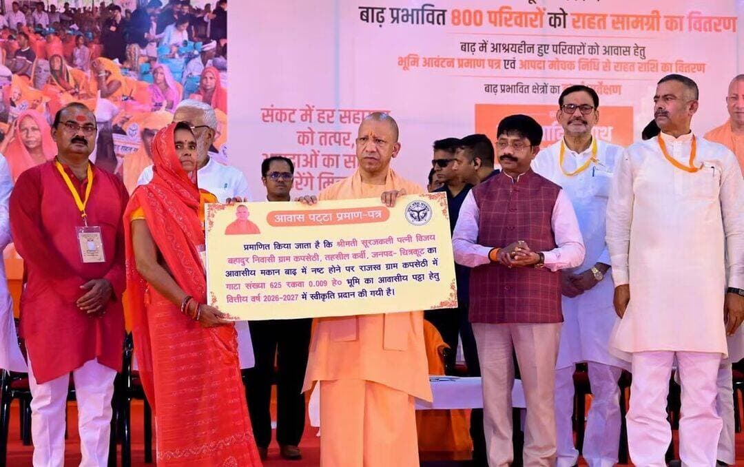 जनपद चित्रकूट में दिनांक 06 सितंबर 2026 को
मा० मुख्यमंत्री उत्तर प्रदेश श्री योगी आदित्यनाथ जी द्वारा राष्ट्रीय रामायण मेला परिसर, सीतापुर में बाढ़ प्रभावित 800 परिवारों को राहत सामग्री वितरित की गई। प्रत्येक परिवार को खाद्यान्न एवं आवश्यक घरेलू सामग्री सहित लगभग 26 प्रकार की राहत सामग्री एवं डिग्निटी किट उपलब्ध कराई गई।
कार्यक्रम के दौरान बाढ़ में आश्रयहीन हुए परिवारों को आवास निर्माण हेतु भूमि आवंटन प्रमाण पत्र तथा आपदा मोचक निधि से राहत सहायता प्रदान की गई। आवास क्षतिग्रस्त होने पर मुकेश, लल्लू एवं चुन्नीलाल को ₹1.20 लाख के डेमो चेक प्रदान किए गए, जबकि रामसूरत एवं सूरज कली को आवास निर्माण हेतु भूमि आवंटन प्रमाण पत्र दिए गए।
मा० मुख्यमंत्री जी ने बाढ़ प्रभावित क्षेत्रों का हवाई सर्वेक्षण कर स्थिति का जायजा लिया तथा प्रभावित परिवारों से संवाद कर उन्हें आश्वस्त किया कि बाढ़ से हुए नुकसान की भरपाई के लिए सरकार हर संभव सहायता उपलब्ध कराएगी। फसल क्षति का सर्वेक्षण कराने के निर्देश दिए गए हैं। क्षतिग्रस्त सड़कों, घाटों, विद्युत पोल एवं तारों आदि के पुनर्निर्माण/बहाली के लिए भी आवश्यक कार्रवाई सुनिश्चित की जाएगी।
मा० मुख्यमंत्री जी ने कार्यक्रम स्थल पर बच्चों को चॉकलेट एवं टॉफी वितरित की तथा आपदा प्रभावित लोगों से वार्ता कर उनकी समस्याएं जानीं।
<nis:link nis:type=tag nis:id=chitrakoot nis:value=Chitrakoot nis:enabled=true nis:link/> <nis:link nis:type=tag nis:id=yogiadityanath nis:value=YogiAdityanath nis:enabled=true nis:link/> <nis:link nis:type=tag nis:id=upgovernment nis:value=UPGovernment nis:enabled=true nis:link/>