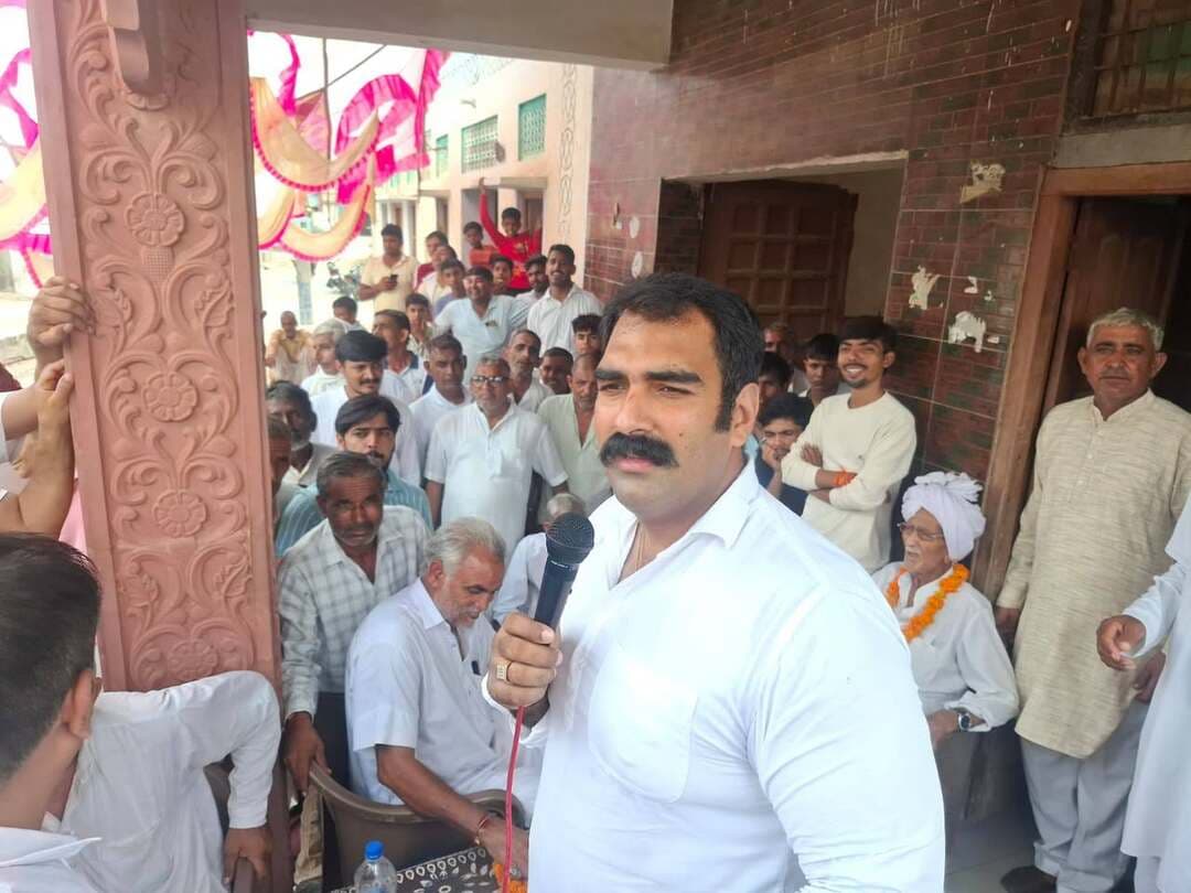युवा राष्ट्रीय अध्यक्ष मोहित चौधरी का तूफानी दौरा : ग्रामीणों को बताईं केंद्र व प्रदेश सरकार की जनहितकारी नीतियां
कागजों तक सीमित ना रहकर धरातल पर अंतिम व्यक्ति तक पहुंच रही सरकार की योजनाएं : मोहित चौधरी
भिवानी, 06 सितंबर : धर्म सेना (न्यास) के युवा राष्ट्रीय अध्यक्ष एवं भिवानी-महेंद्रगढ़ लोकसभा क्षेत्र से भाजपा सांसद चौधरी धर्मवीर सिंह के सुपुत्र मोहित चौधरी ने रविवार को तोशाम विधानसभा क्षेत्र के विभिन्न गांवों का सघन दौरा किया। इस दौरान उन्होंने जनसंपर्क अभियानों के जरिए ग्रामीणों से सीधा संवाद साधा और केंद्र व प्रदेश की भारतीय जनता पार्टी सरकार द्वारा चलाई जा रही जनकल्याणकारी योजनाओं की जानकारी दी। मोहित चौधरी ने तोशाम हलके के कतवार, ढाणी कतवार, बुसान, साहलेवाला, हसान, रोढ़ा और देवावास गांवों का दौरा किया। हर गांव में पहुंचने पर कार्यकर्ताओं और स्थानीय ग्रामीणों ने उनका फूल-मालाओं के साथ गर्मजोशी से स्वागत किया। विभिन्न गांवों में चौपालों को संबोधित करते हुए धर्म सेना के युवा राष्ट्रीय अध्यक्ष मोहित चौधरी ने कहा कि भारतीय जनता पार्टी की सरकार देश और प्रदेश के सर्वसमावेशी विकास के लिए संकल्पबद्ध है। उन्होंने कहा कि प्रधानमंत्री नरेंद्र मोदी और हरियाणा के मुख्यमंत्री के नेतृत्व में डबल इंजन की सरकार बिना किसी भेदभाव के हर वर्ग के उत्थान के लिए काम कर रही है। आज सरकार की योजनाएं कागजों तक सीमित न रहकर धरातल पर पारदर्शी तरीके से अंतिम व्यक्ति तक पहुंच रही हैं। किसान, मजदूर, युवा और महिलाओं को सीधे तौर पर योजनाओं का लाभ मिल रहा है। मोहित चौधरी ने ग्रामीणों को आयुष्मान भारत योजना, किसान सम्मान निधि, युवाओं के लिए बिना पर्ची-बिना खर्ची की पारदर्शी रोजगार नीति और ग्रामीण बुनियादी ढांचे के विकास के लिए चलाई जा रही परियोजनाओं के बारे में विस्तार से बताया। उन्होंने ग्रामीणों से आह्वान किया कि वे इन सरकारी योजनाओं का अधिक से अधिक लाभ उठाएं। जनसंपर्क के दौरान ग्रामीणों और पार्टी कार्यकर्ताओं में भारी उत्साह देखने को मिला। स्थानीय लोगों ने हलके की समस्याओं के साथ-साथ विकास कार्यों को लेकर अपने सुझाव भी रखे, जिस पर मोहित चौधरी ने सांसद चौधरी धर्मवीर सिंह के माध्यम से सभी समस्याओं का शीघ्र समाधान करवाने का आश्वासन दिया। इस अवसर पर क्षेत्र के कई वरिष्ठ पार्टी पदाधिकारी, स्थानीय जन प्रतिनिधि, धर्म सेना के सदस्य तथा भारी संख्या में ग्रामीण मौजूद रहे। इस अवसर पर पंकज कौशिक, सतीश सांगवान, जिला अध्यक्ष धर्म सेना मास्टर अश्वनी कुमार, जिला महामंत्री धर्म सेना मास्टर सुनील सुरा व जयप्रकाश बराला, रोशन यादव, अनिल झाझडिया, पवन पंघाल, सज्जन संडवा, कर्मबीर भाकर, सुमेर ढाणी कतवार, पवन बीडीसी, वजीर बुसान, मोहन सरपंच, अनिल सहलेवाला जयबीर मूंड, चंद्रभान सरपंच सहलेवाला, सुरेन्द्र बडेसरा, ऋषि सहलेवाला, अजय हसान, शेर सिंह रोढ़ा, बलजीत देवास, सुनील लांबा, गोरधन देवास, योगेश बुढ़ेडी सहित क्षेत्र के कई वरिष्ठ पार्टी पदाधिकारी, स्थानीय जन प्रतिनिधि, धर्म सेना के सदस्य तथा भारी संख्या में ग्रामीण मौजूद रहे।