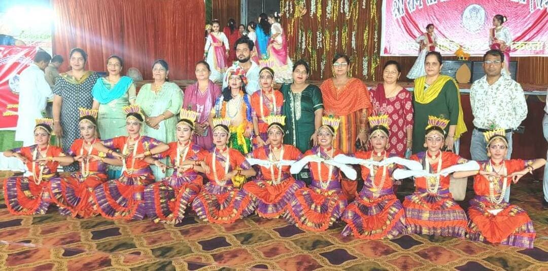 सेक्टर-13 में आयोजित श्री कृष्ण जन्मोत्सव कार्यक्रम में इंडियन सीनियर सेकेंडरी स्कूल के बच्चों ने किया शानदार प्रदर्शन
भिवानी, 06 सितंबर। इंडियन सीनियर सेकेंडरी स्कूल भिवानी ने श्री राम सामाजिक सेवा समिति द्वारा सेक्टर-13 में श्री कृष्ण जन्माष्टमी के अवसर पर आयोजित कार्यक्रम में ग्रुप डांस व झांकी प्रतियोगिता में बहुत सुंदर प्रस्तुति दी। डांस में तृतीय व झांकी में भी तृतीय हासिल कर बच्चों ने अपने अभिभावकों व स्कूल का नाम रोशन किया।
शिव शक्ति जनकल्याण सेवा ट्रस्ट द्वारा बाबा जहर गिरि आश्रम में भी डांस की सुंदर प्रस्तुति देकर बेस्ट कोरियोग्राफर अवॉर्ड प्राप्त कर अपनी मेहनत को प्रदर्शित किया। विद्यालय की प्राचार्या श्रीमती बबीता महता को जहर गिरी आश्रम की तरफ से बेस्ट प्रिंसिपल का अवार्ड देकर उनको सम्मानित किया।
इस मौके पर विद्यालय संचालक श्री पवन महता व प्राचार्या श्रीमती बबीता महता ने बच्चों को अध्यात्म की ओर प्रेरित करते हुए जीवन में आगे अच्छे कर्म करने और गीता के उपदेशों को मानने के लिए अग्रसर रहने को कहा और विद्यालय के अध्यापकगण को भी बधाई दी।
इस अवसर पर मुकेश नागर, ममता सिंगला, सुनीता सांगवान, रीना, पुनम महता, सीमा, सुमन, रीतु, रविंद्र चहल, विकास वर्मा सहित अन्य अध्यापकगण ने भी बच्चों को शुभकामनाएं दी।