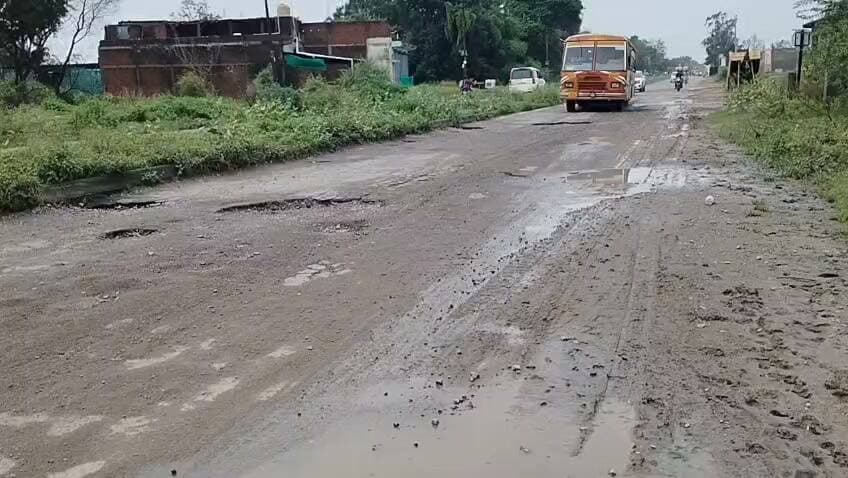 राठ-पनवाड़ी स्टेट हाईवे-21 की बदहाली पर बड़ा सवाल, एक्सियन दृगपाल वर्मा बोले सड़क चकाचक है, तो फिर सड़क पर क्यों दिख रहे जानलेवा गड्ढे!
जिम्मेदार AC कमरों में बैठकर सड़क ‘गड्ढा मुक्त’ घोषित करने का दावा, और राठ पनवाड़ी हाईवे पर वाहन चालकों की जान जोखिम में
राठ-पनवाड़ी स्टेट हाईवे-21 बना हादसों का रास्ता! अफसरों के दावों की खुली पोल,
सड़क पर जगह-जगह जानलेवा सैकड़ों गड्ढे, गड्ढा भराई के बजट पर भी उठे सवाल
कागजों में ‘गड्ढा मुक्त’, हकीकत में गड्ढों से छलनी हाईवे
राठ-पनवाड़ी मार्ग पर अफसरों के दावों और सड़क की तस्वीर में बड़ा फर्क
राठ-पनवाड़ी हाईवे-21 पर ‘गड्ढा मुक्त’ का दावा या कागजी खानापूर्ति? अफसरों के बयान ने खोल दी विभाग की पोल
गड्ढा भराई का पैसा गया कहां? राठ-पनवाड़ी हाईवे पर गड्ढे जस के तस, अफसर बोले सड़क गड्ढा मुक्त, तस्वीरें खोल रहीं दावों की पोल