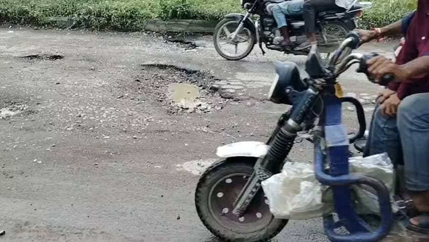 राठ-पनवाड़ी स्टेट हाईवे-21 की बदहाली पर बड़ा सवाल, एक्सियन दृगपाल वर्मा बोले सड़क चकाचक है, तो फिर सड़क पर क्यों दिख रहे जानलेवा गड्ढे!
जिम्मेदार AC कमरों में बैठकर सड़क ‘गड्ढा मुक्त’ घोषित करने का दावा, और राठ पनवाड़ी हाईवे पर वाहन चालकों की जान जोखिम में
राठ-पनवाड़ी स्टेट हाईवे-21 बना हादसों का रास्ता! अफसरों के दावों की खुली पोल,
सड़क पर जगह-जगह जानलेवा सैकड़ों गड्ढे, गड्ढा भराई के बजट पर भी उठे सवाल
कागजों में ‘गड्ढा मुक्त’, हकीकत में गड्ढों से छलनी हाईवे
राठ-पनवाड़ी मार्ग पर अफसरों के दावों और सड़क की तस्वीर में बड़ा फर्क
राठ-पनवाड़ी हाईवे-21 पर ‘गड्ढा मुक्त’ का दावा या कागजी खानापूर्ति? अफसरों के बयान ने खोल दी विभाग की पोल
गड्ढा भराई का पैसा गया कहां? राठ-पनवाड़ी हाईवे पर गड्ढे जस के तस, अफसर बोले सड़क गड्ढा मुक्त, तस्वीरें खोल रहीं दावों की पोल