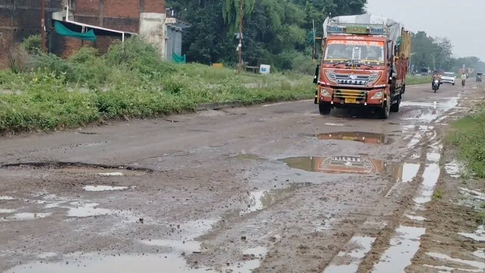 राठ-पनवाड़ी स्टेट हाईवे-21 की बदहाली पर बड़ा सवाल, एक्सियन दृगपाल वर्मा बोले सड़क चकाचक है, तो फिर सड़क पर क्यों दिख रहे जानलेवा गड्ढे!
जिम्मेदार AC कमरों में बैठकर सड़क ‘गड्ढा मुक्त’ घोषित करने का दावा, और राठ पनवाड़ी हाईवे पर वाहन चालकों की जान जोखिम में
राठ-पनवाड़ी स्टेट हाईवे-21 बना हादसों का रास्ता! अफसरों के दावों की खुली पोल,
सड़क पर जगह-जगह जानलेवा सैकड़ों गड्ढे, गड्ढा भराई के बजट पर भी उठे सवाल
कागजों में ‘गड्ढा मुक्त’, हकीकत में गड्ढों से छलनी हाईवे
राठ-पनवाड़ी मार्ग पर अफसरों के दावों और सड़क की तस्वीर में बड़ा फर्क
राठ-पनवाड़ी हाईवे-21 पर ‘गड्ढा मुक्त’ का दावा या कागजी खानापूर्ति? अफसरों के बयान ने खोल दी विभाग की पोल
गड्ढा भराई का पैसा गया कहां? राठ-पनवाड़ी हाईवे पर गड्ढे जस के तस, अफसर बोले सड़क गड्ढा मुक्त, तस्वीरें खोल रहीं दावों की पोल