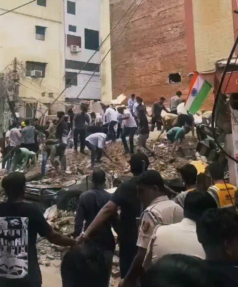 दिल्ली के सत्यनिकेतन में 5 मंजिला बॉयज हॉस्टल ढहा, 50 से ज्यादा छात्र फंसे; DU छात्रों की संख्या अधिक, लोगों ने शुरू किया रेस्क्यू अभियान
#Delhi #SatyaNiketan #BoyHostel #DelhiUniversity #DUStudents #RescueOperation #BreakingNews #DelhiNews #Tragedy