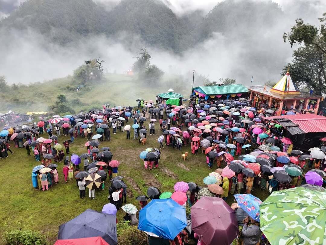 18 साल बाद फिर सजा ऐतिहासिक भेड़-मेला, निवालगांव में उमड़ा आस्था का सैलाब
घनसाली। भिलंगना ब्लॉक की थाती कठूड़ पट्टी स्थित निवालगांव में रविवार को 18 साल बाद ऐतिहासिक भव्य भेड़ कोथिक (भेड़-मेला) का आयोजन हुआ। बौल्या चांदनी नागराजा के पावन प्रांगण में आयोजित मेले में हजारों की संख्या में श्रद्धालु और ग्रामीण उमड़े। लंबे अंतराल के बाद आयोजित हुए इस पारंपरिक मेले को लेकर ग्रामीणों में खासा उत्साह देखने को मिला।
मेले का विधिवत शुभारंभ उत्तराखंड सरकार के ग्राम्य विकास मंत्री भरत सिंह चौधरी और स्थानीय विधायक शक्ति लाल शाह ने किया। इस दौरान क्षेत्र की विभिन्न देव डोलियों, देवी-देवताओं के निशानों और पारंपरिक धार्मिक अनुष्ठानों में बड़ी संख्या में श्रद्धालुओं ने हिस्सा लिया। दूर-दराज के गांवों से ग्रामीण अपनी भेड़-बकरियों के साथ मेले में पहुंचे और पारंपरिक भेड़ परिक्रमा में शामिल हुए। श्रद्धालुओं ने देव डोलियों के दर्शन कर आशीर्वाद प्राप्त किया।
स्थानीय ग्रामीणों के अनुसार भेड़ कोथिक की यह परंपरा क्षेत्र की लोक आस्था और पशुपालन की संस्कृति से गहराई से जुड़ी हुई है। मेले में पशुधन की सुख-समृद्धि, परिवारों की खुशहाली और अच्छी फसल की कामना की जाती है। किसी कारणवश पिछले 18 वर्षों से मेले का आयोजन नहीं हो पा रहा था। ऐसे में इस बार आयोजन होने से क्षेत्रवासियों में विशेष उत्साह देखने को मिला।
लोक संस्कृति और परंपरा का जीवंत प्रतीक
भेड़ कोथिक महज एक मेला नहीं, बल्कि उत्तराखंड की समृद्ध लोक संस्कृति, धार्मिक परंपराओं और सामूहिक आस्था का महत्वपूर्ण प्रतीक माना जाता है। 18 साल बाद मेले के पुनः आयोजन ने क्षेत्र की पुरानी लोक विरासत को एक बार फिर जीवंत कर दिया। मेले में बुजुर्गों के साथ बड़ी संख्या में युवाओं और बच्चों की भागीदारी ने इसे नई पीढ़ी तक परंपरा पहुंचाने का माध्यम भी बनाया।